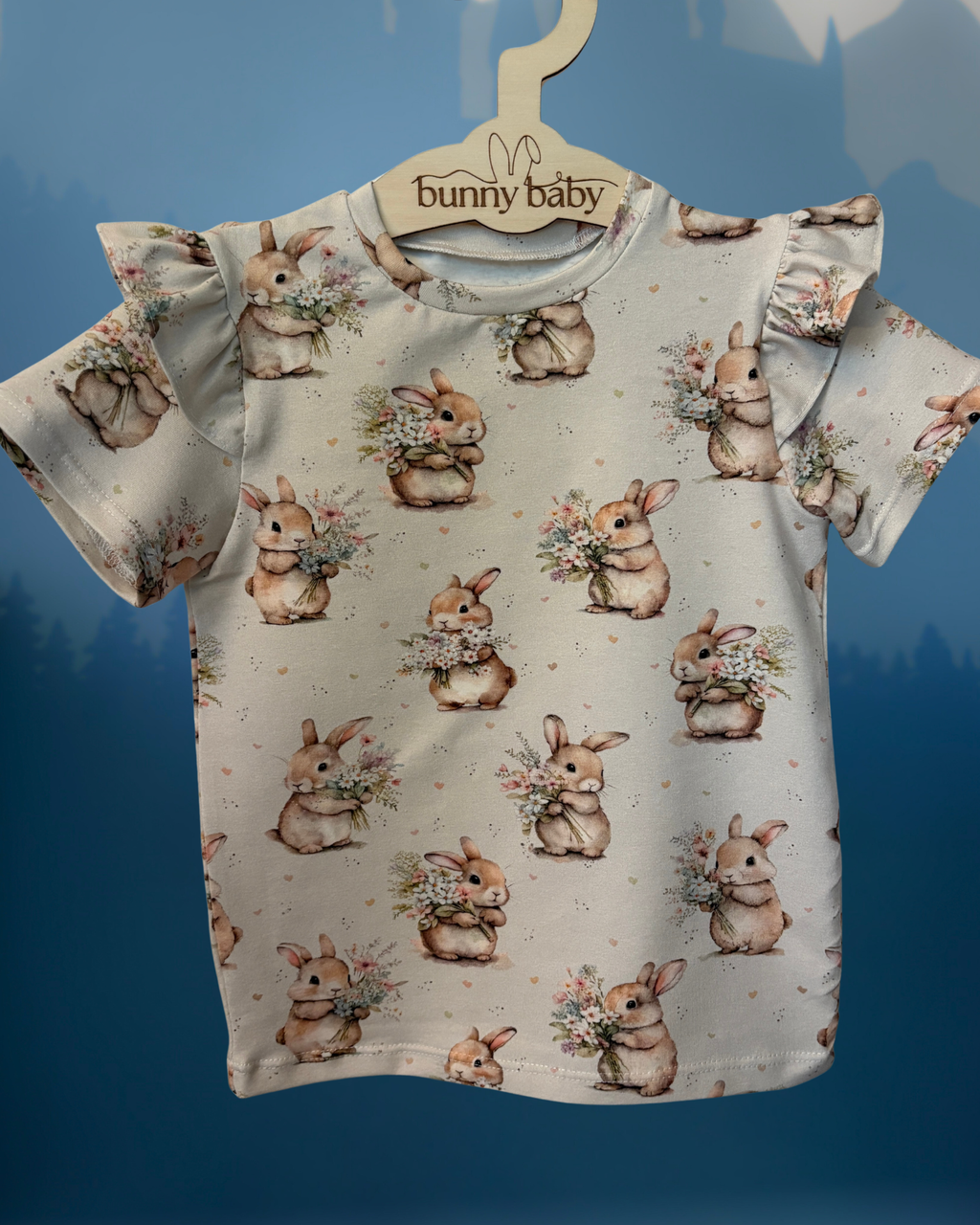 T-shirt dziewczęcy z falbankami w urocze króliczki z bukietami kwiatów