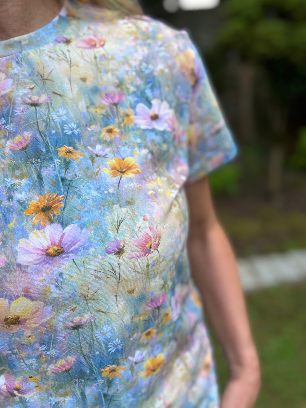 Damski tshirt w delikatne kwiatuszki