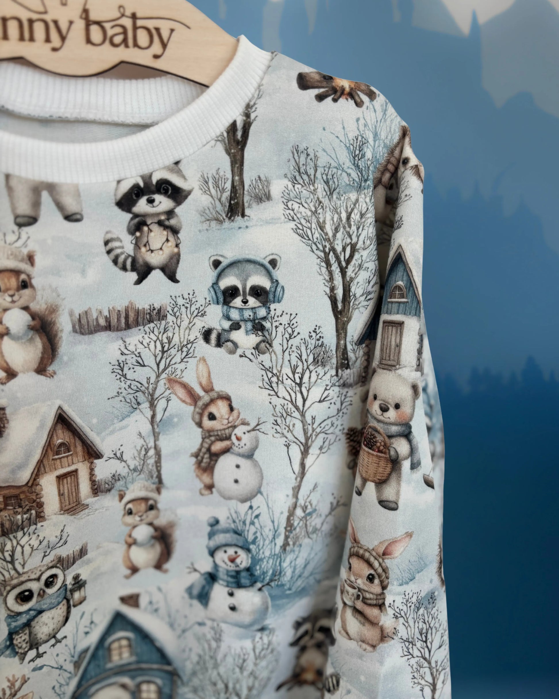 Bluza w zimowe harce w odcieniach bieli i błękitu - Bunny Baby