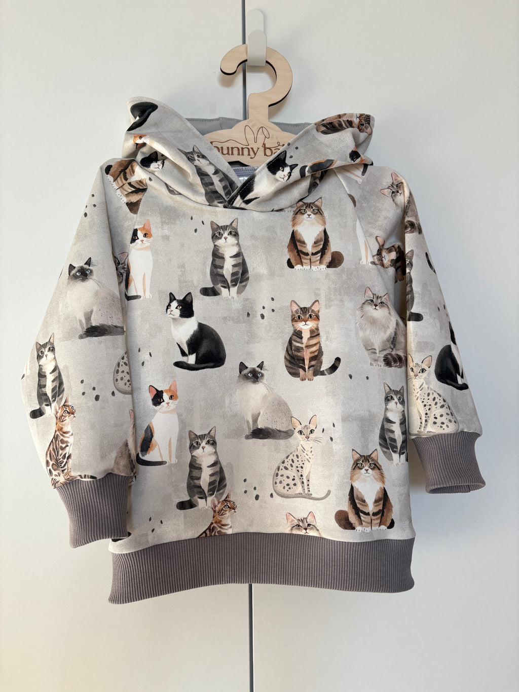 Bluza z kapturem w koty w odcieniach szarości