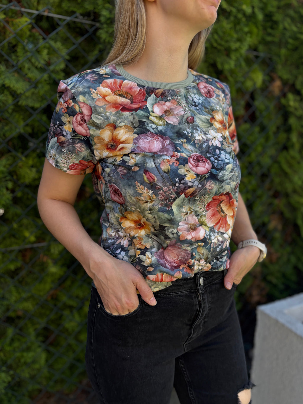 Damski t-shirt feeria barw z zielonym wykończeniem dekoltu