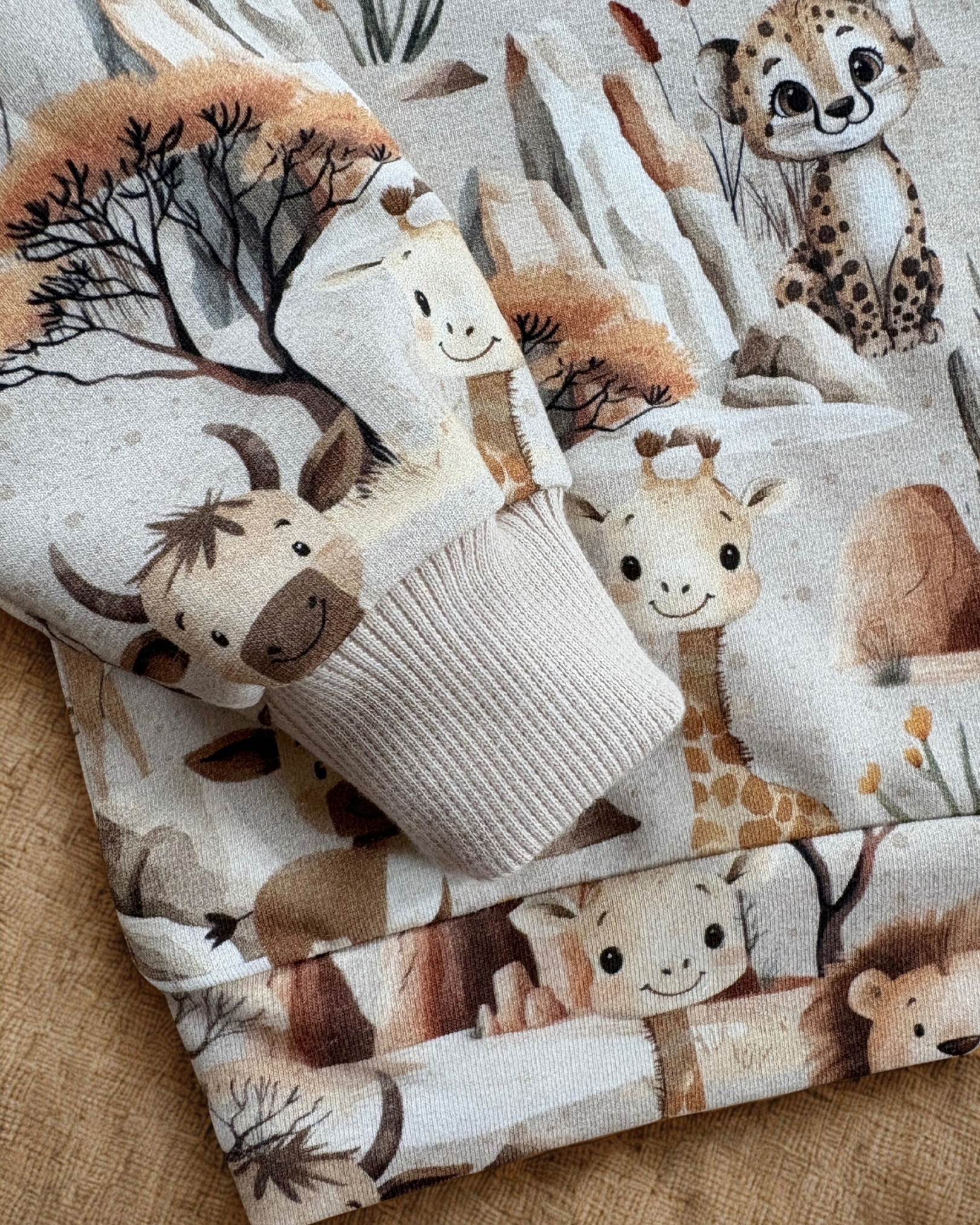 Beżowa bluza w zwierzątka safari