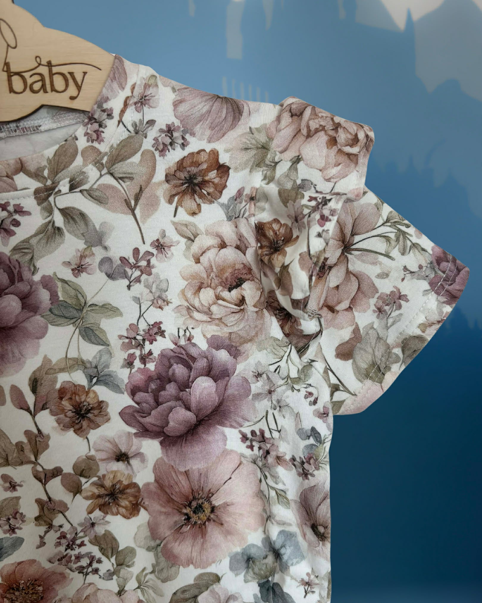 T-shirt dziewczęcy z falbankami w kwiatuszki