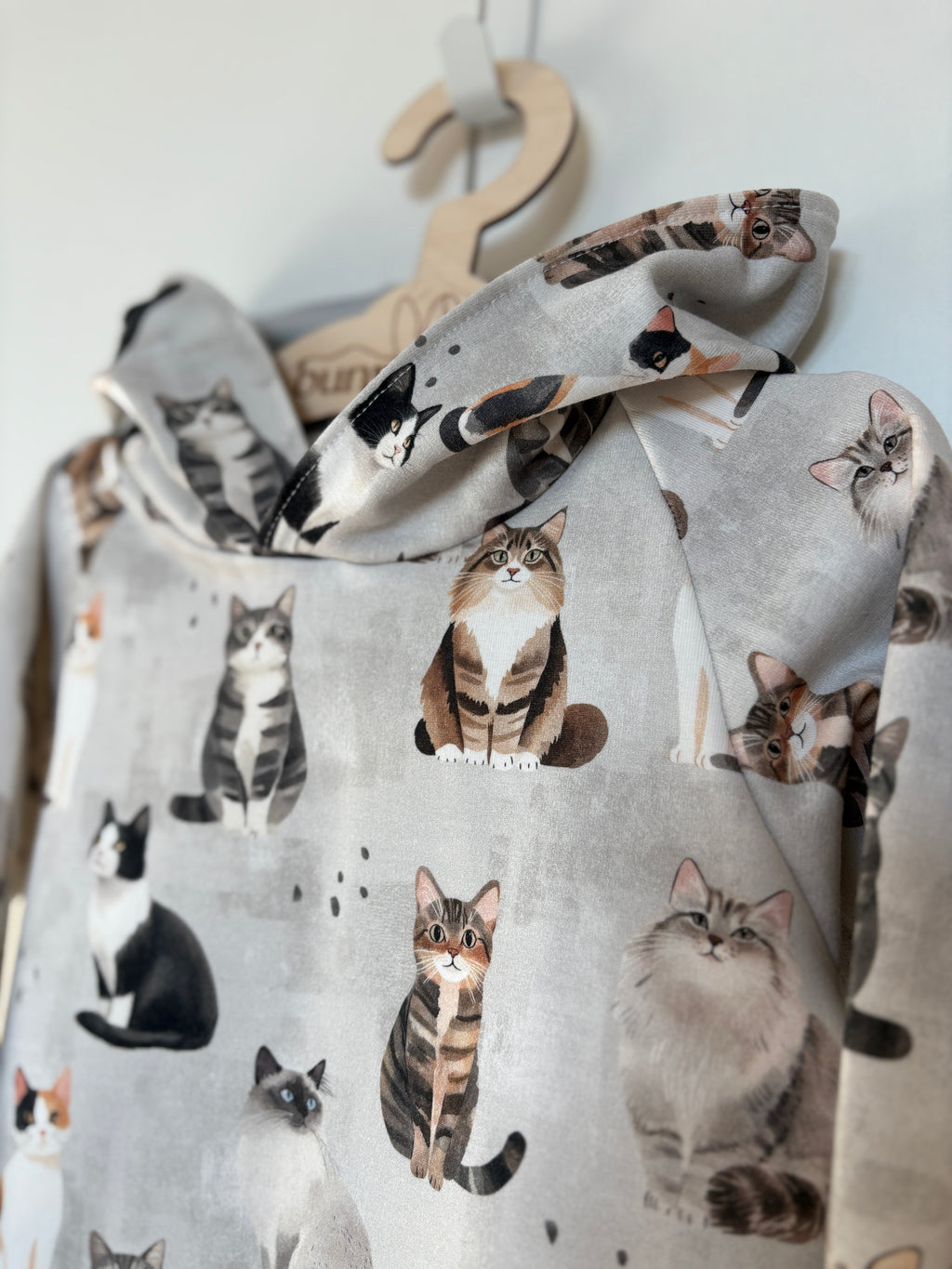 Bluza z kapturem w koty w odcieniach szarości