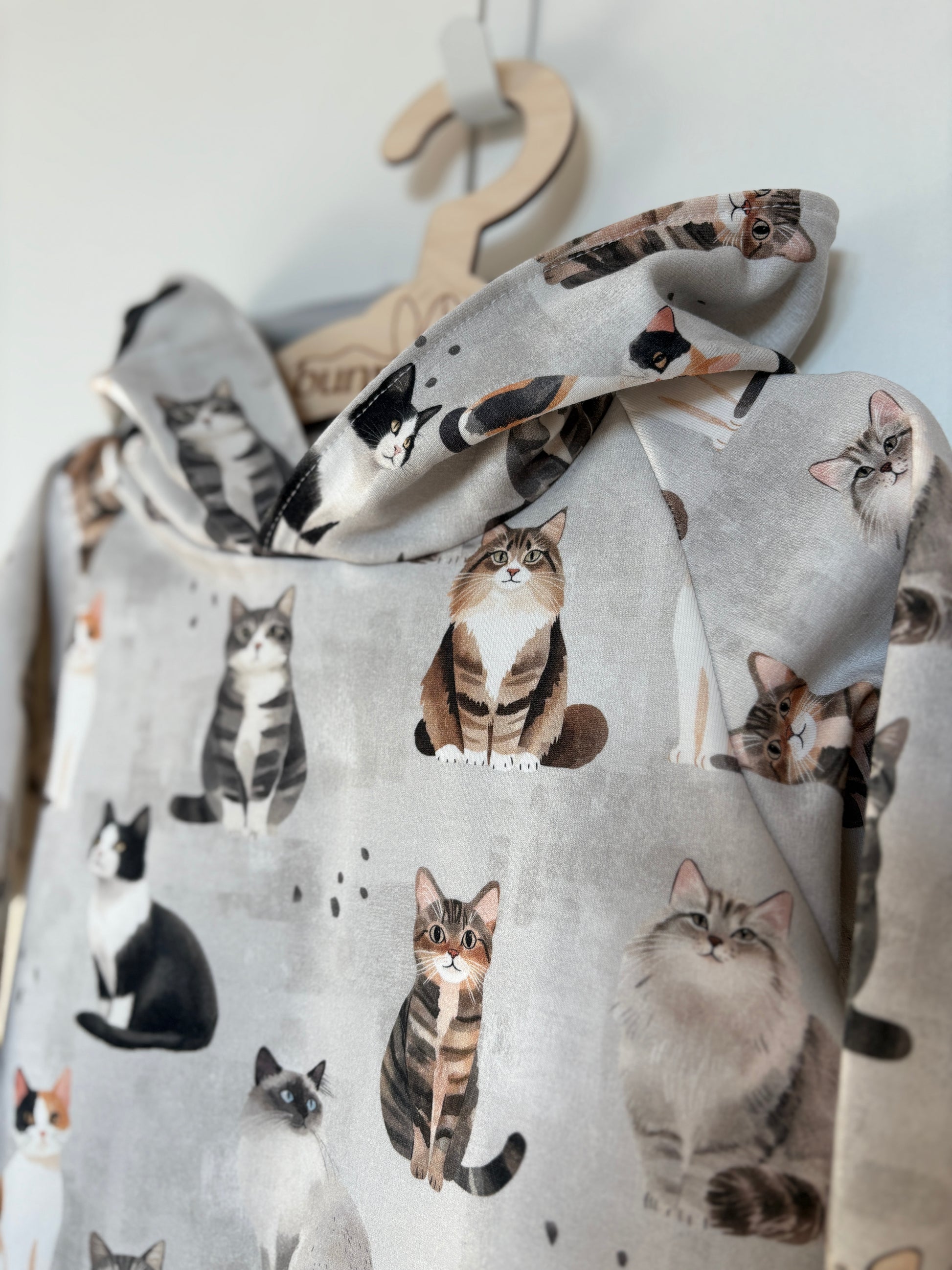 Bluza z kapturem w koty w odcieniach szarości