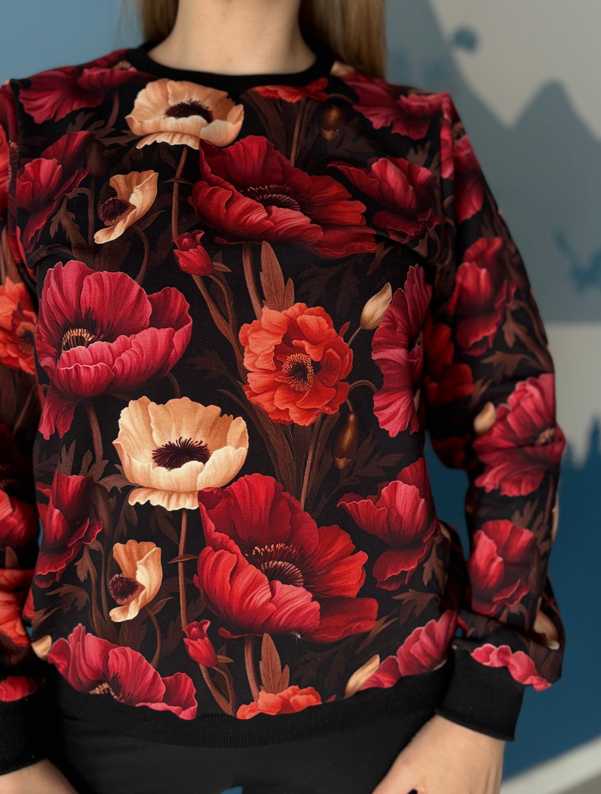 Bluza maki w odcieniach czerni i czerwieni