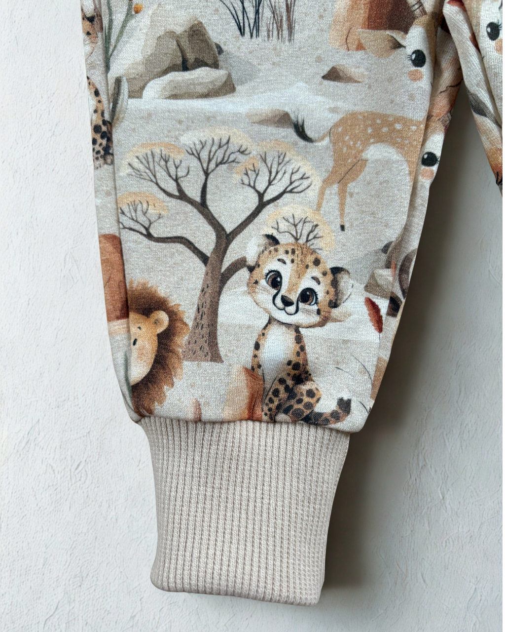 Beżowy komplet dresowy w zwierzątka safari