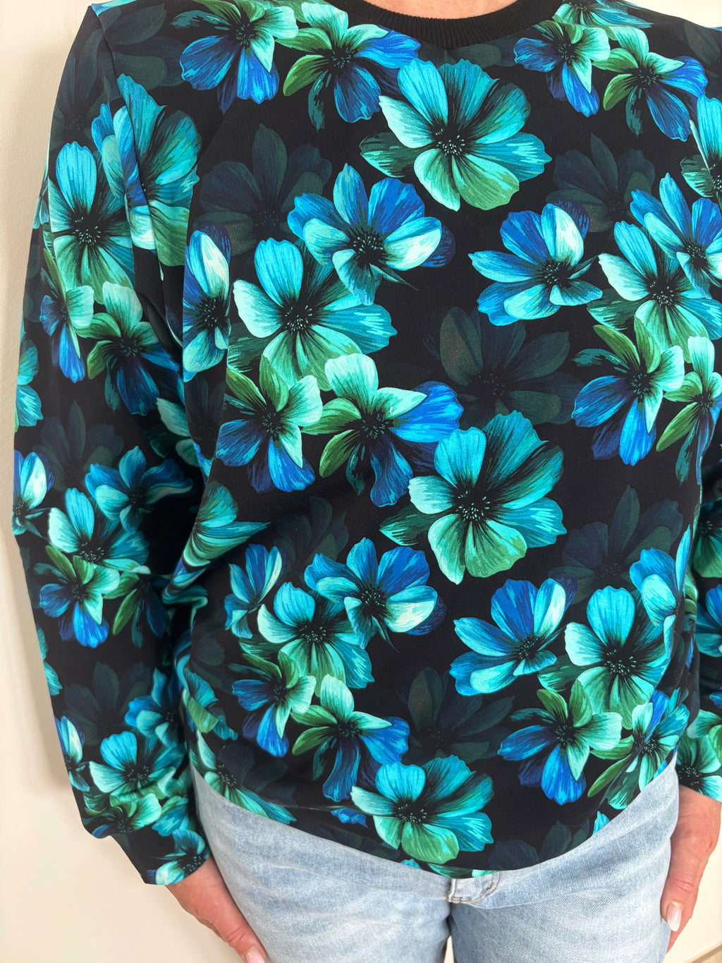 Damska bluza w niebieskie kwiaty