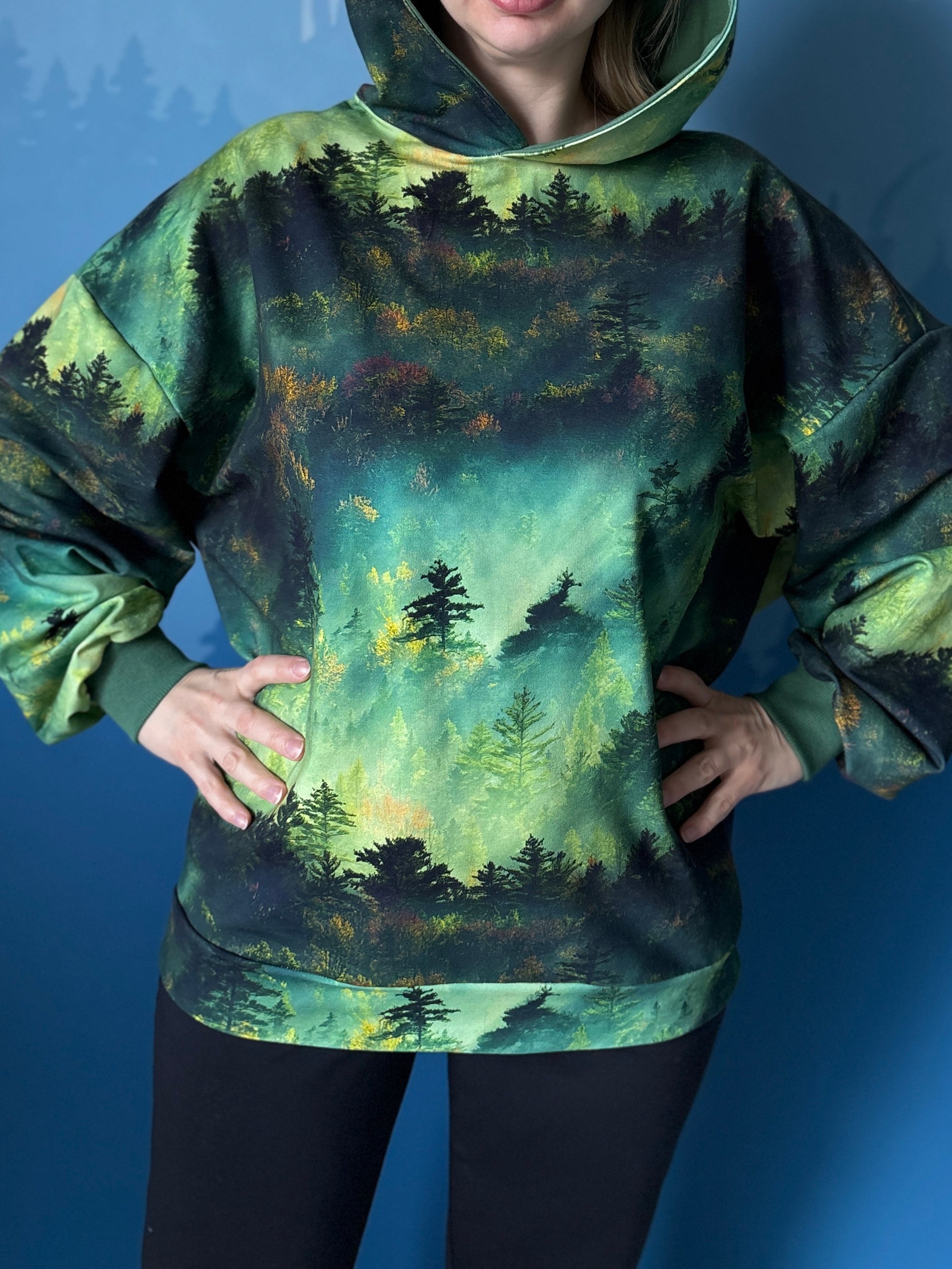 Damska bluza oversize z kapturem las o świcie