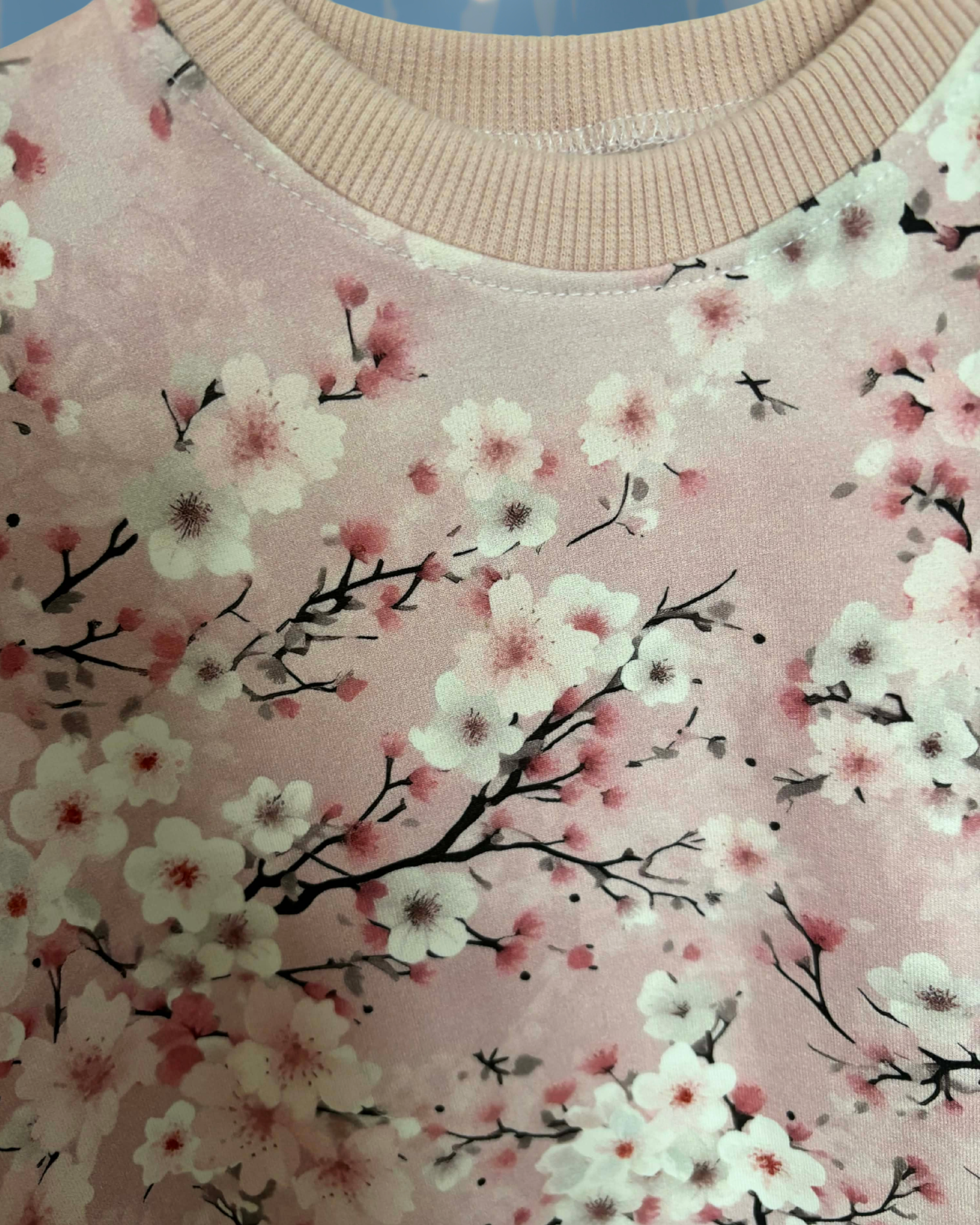 Różowa bluza w kwitnące kwiaty wiśni