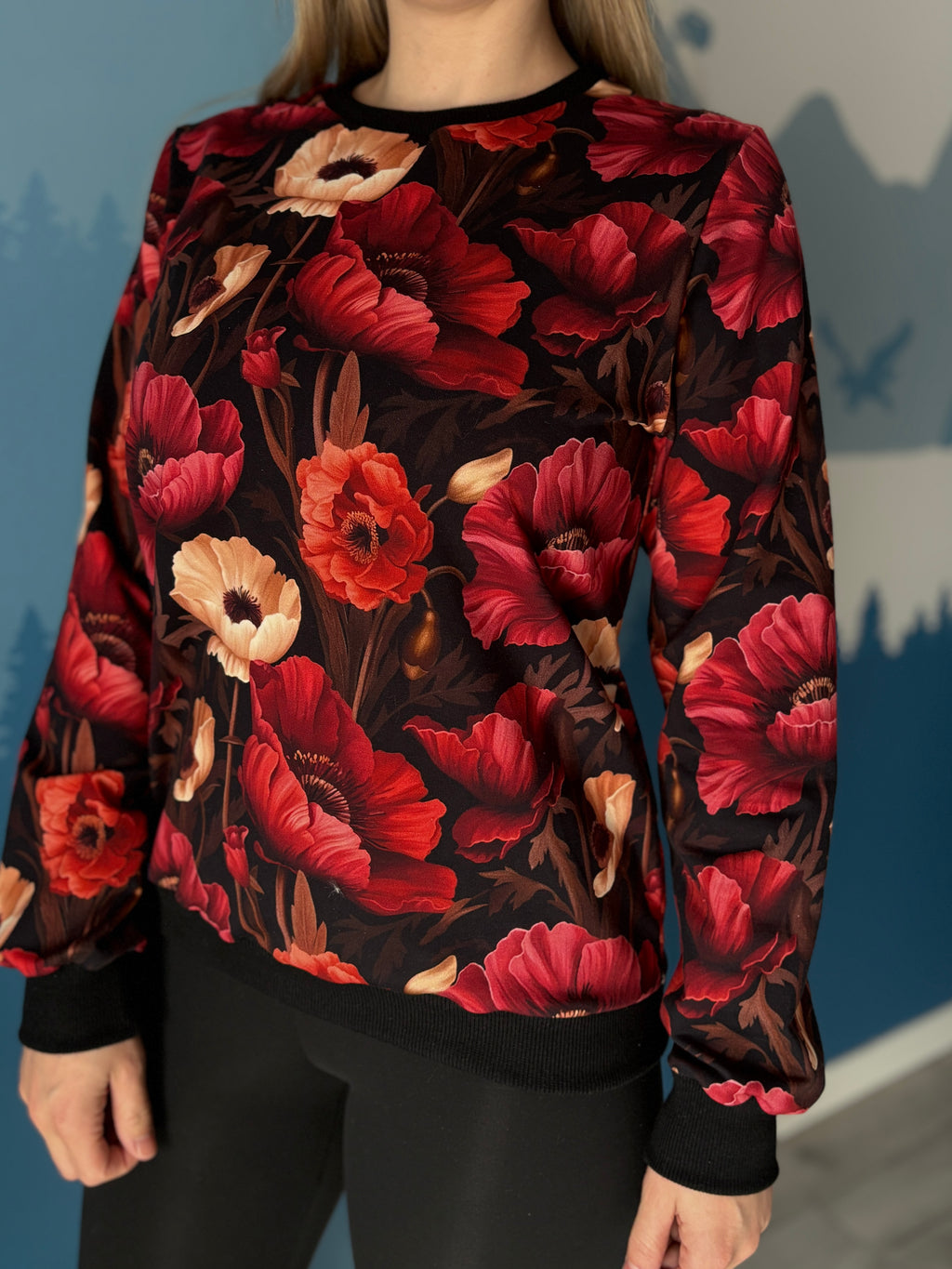 Bluza maki w odcieniach czerni i czerwieni