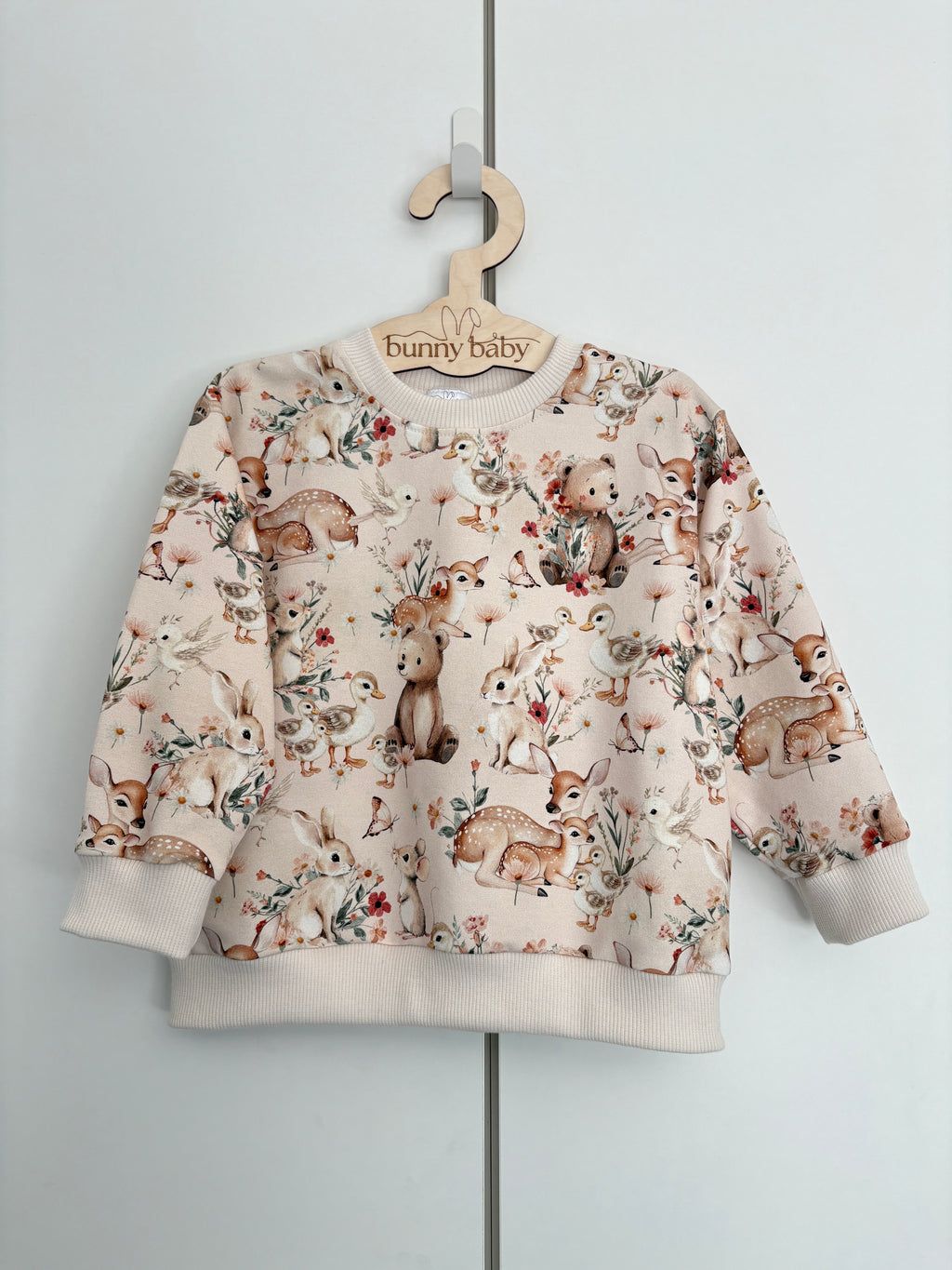 Bluza w wiosenne zwierzątka w pastelowym odcieniu