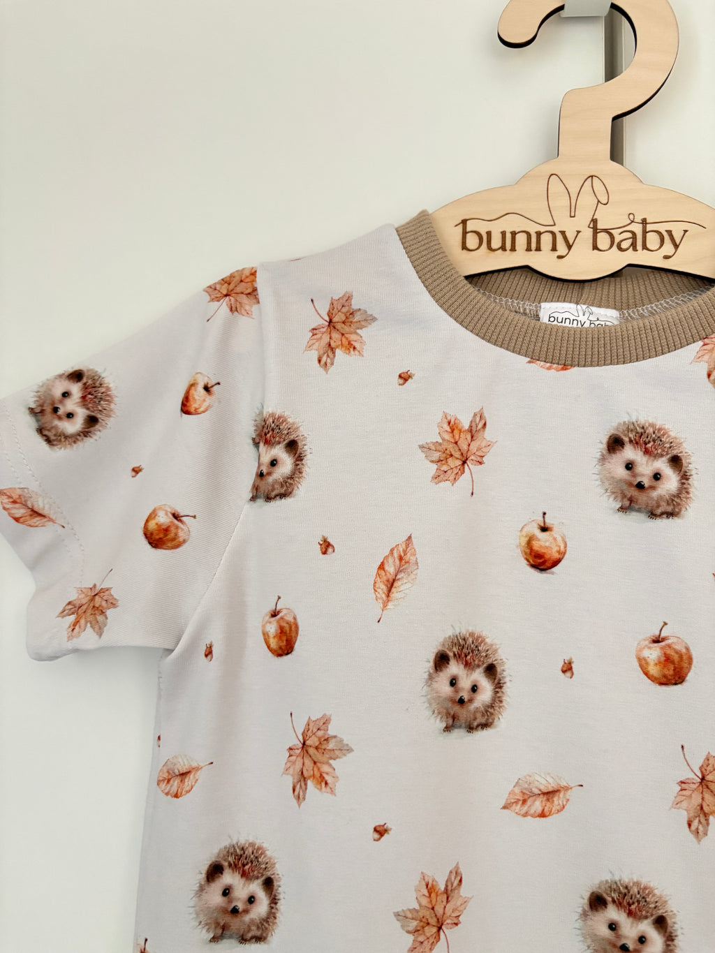 T-shirt w jesienne jeżyki i liście