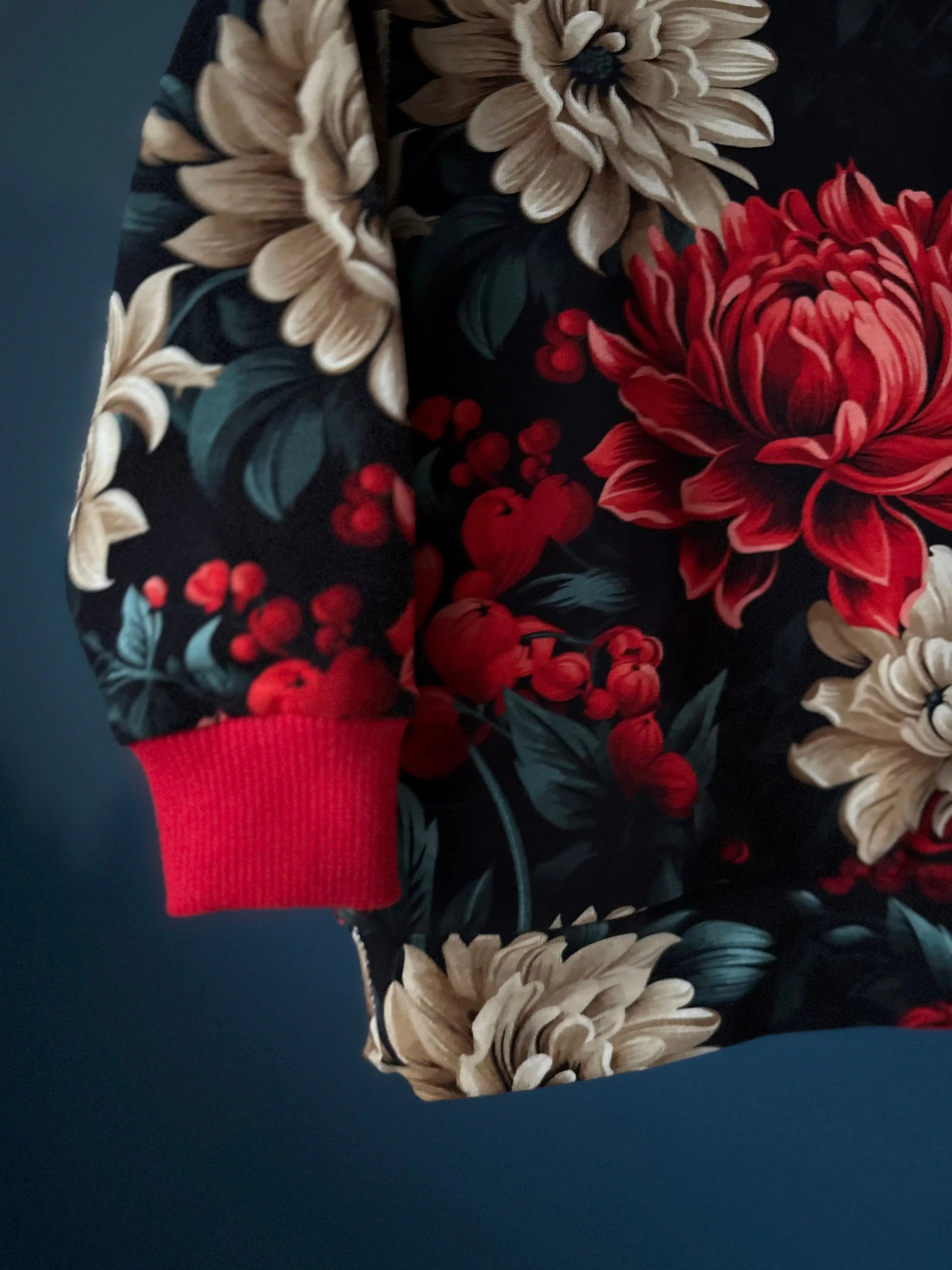 Świąteczna bluza Vintage flowers w odcieniach czerwieni i beżu z czerwonym ściągaczem - Bunny Baby