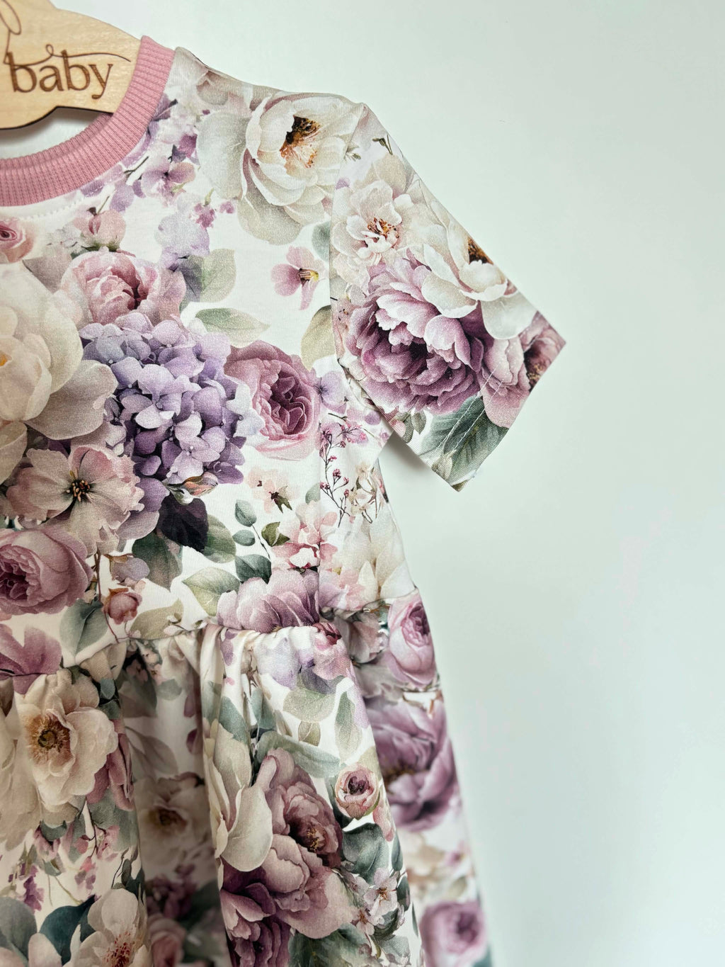 Sukienka na krótki rękaw Violet peonies w odcieniach różu i fioletu