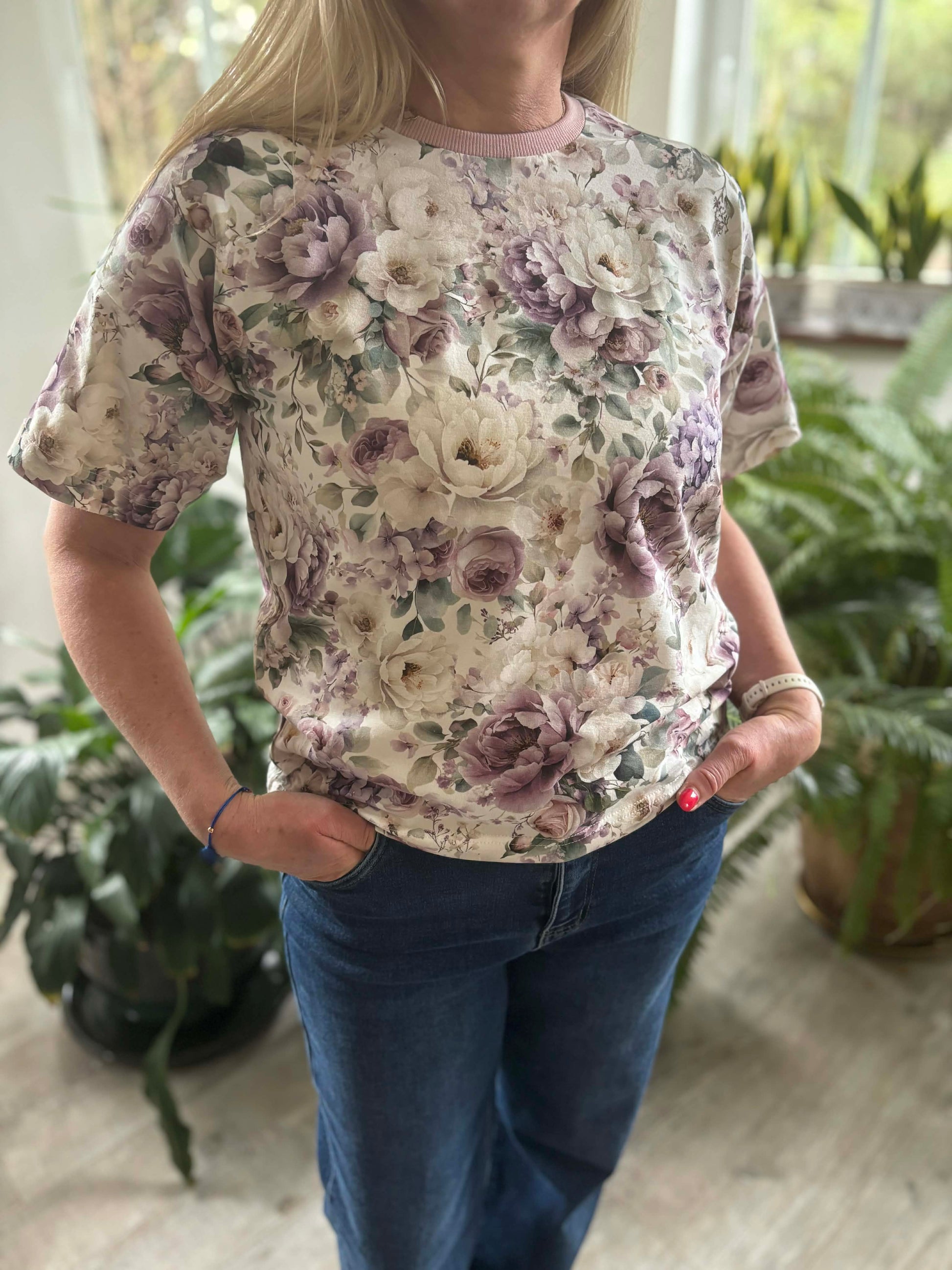 T-shirt oversize Violet Peonies w odcieniach fioletu, różu i bieli