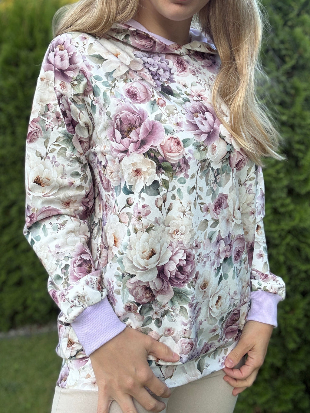 Damska bluza fioletowa z kapturem w piwonie