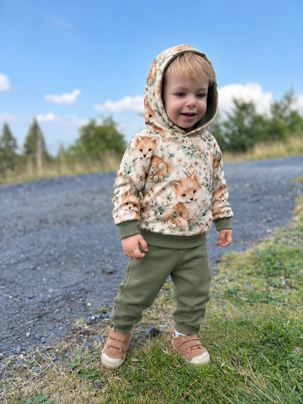 Komplet bluza z kapturem w lisy i oliwkowe spodnie