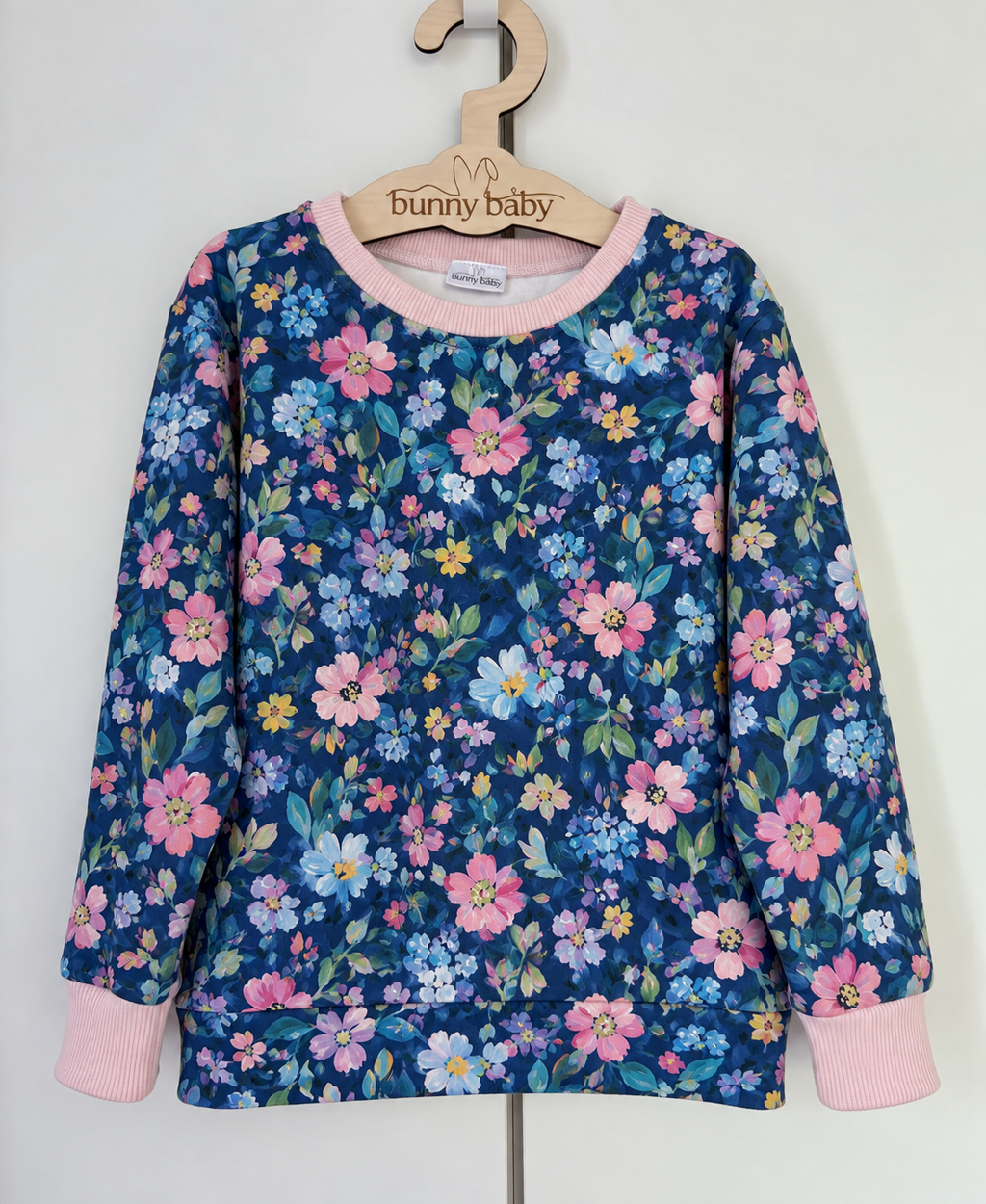 Bluza malowane kwiaty na niebieskim tle