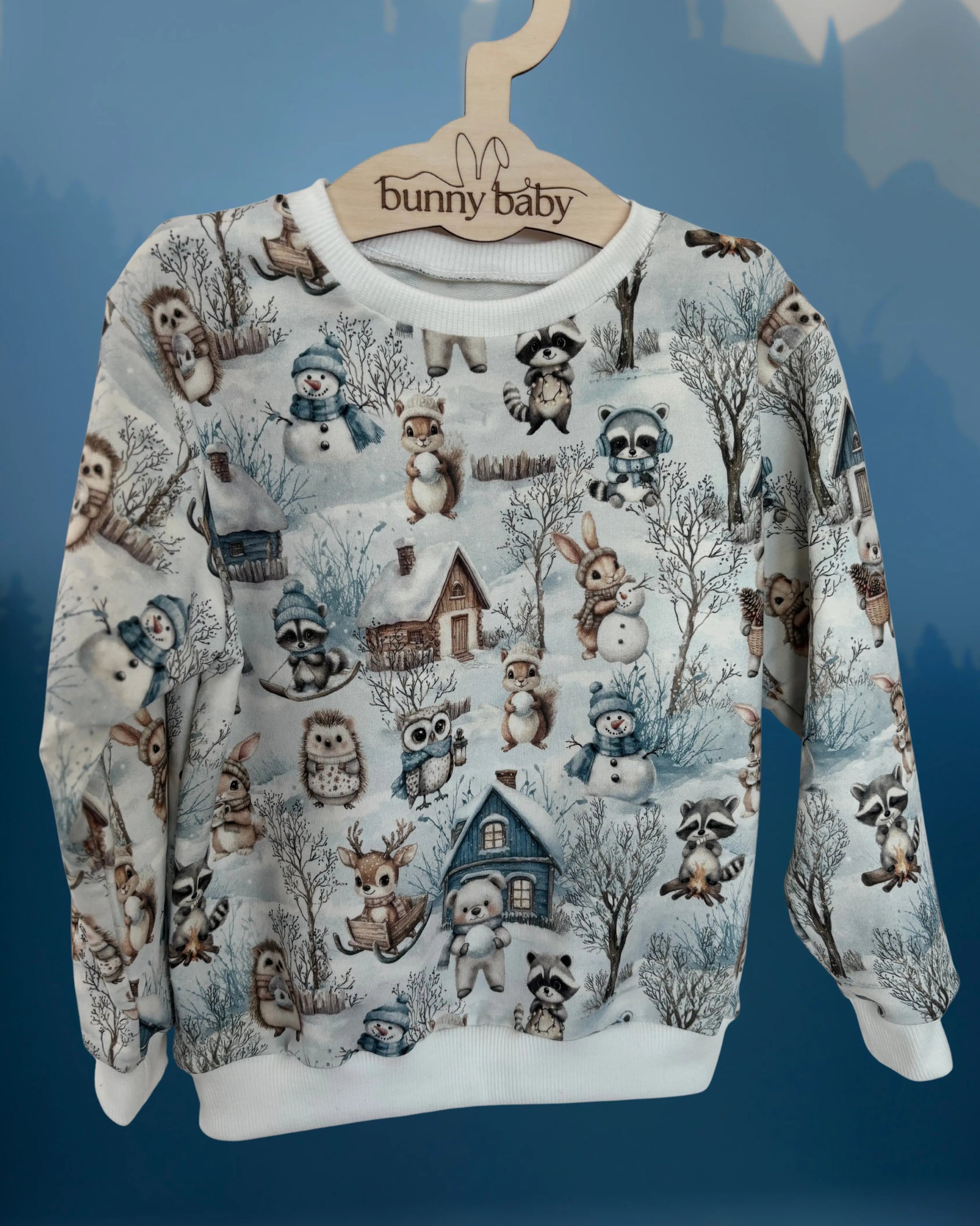 Bluza w zimowe harce w odcieniach bieli i błękitu - Bunny Baby