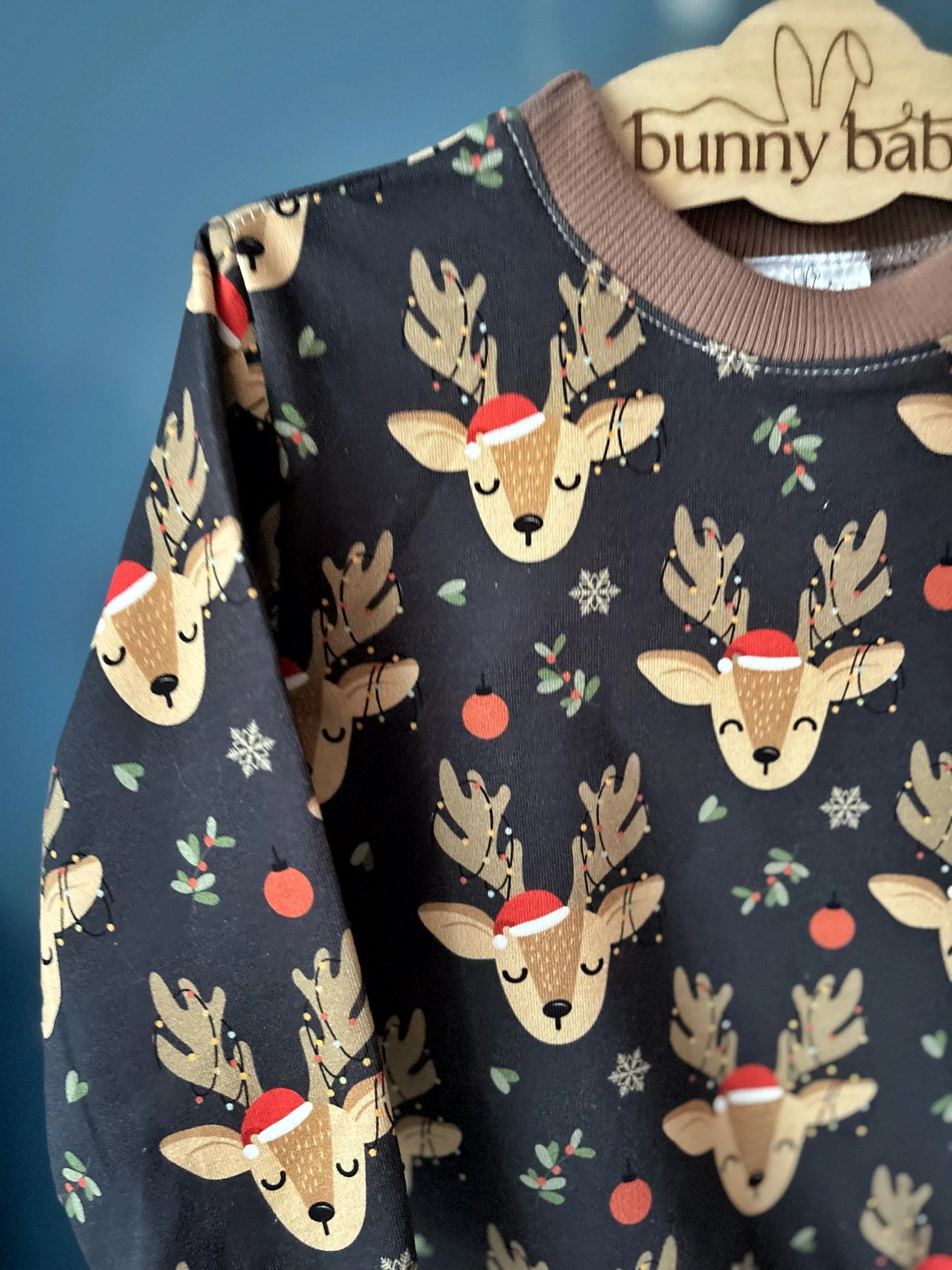 Granatowa bluza świąteczna w renifery z brązowymi ściągaczami - Bunny Baby