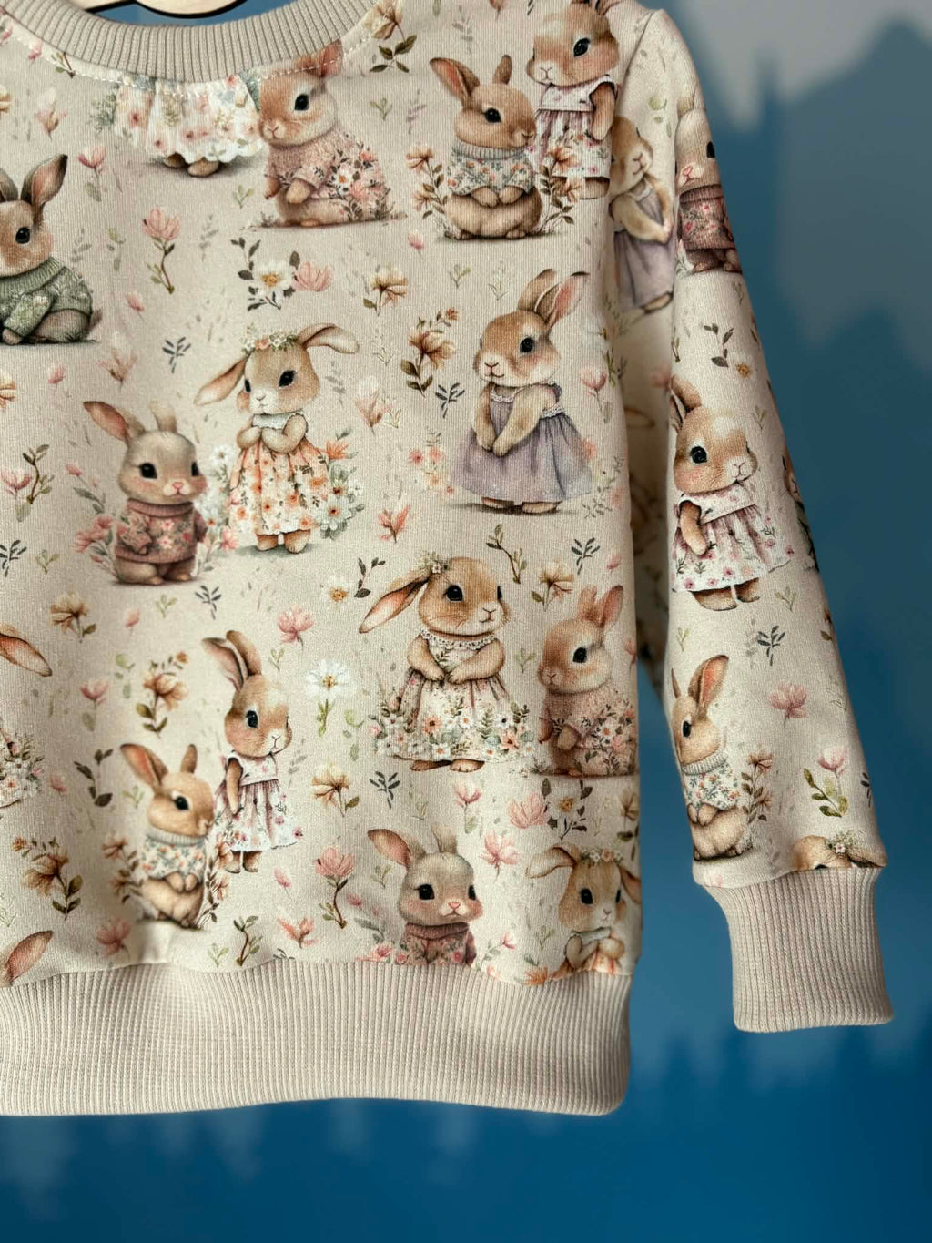 Bluza w króliczki w odcieniach beżu