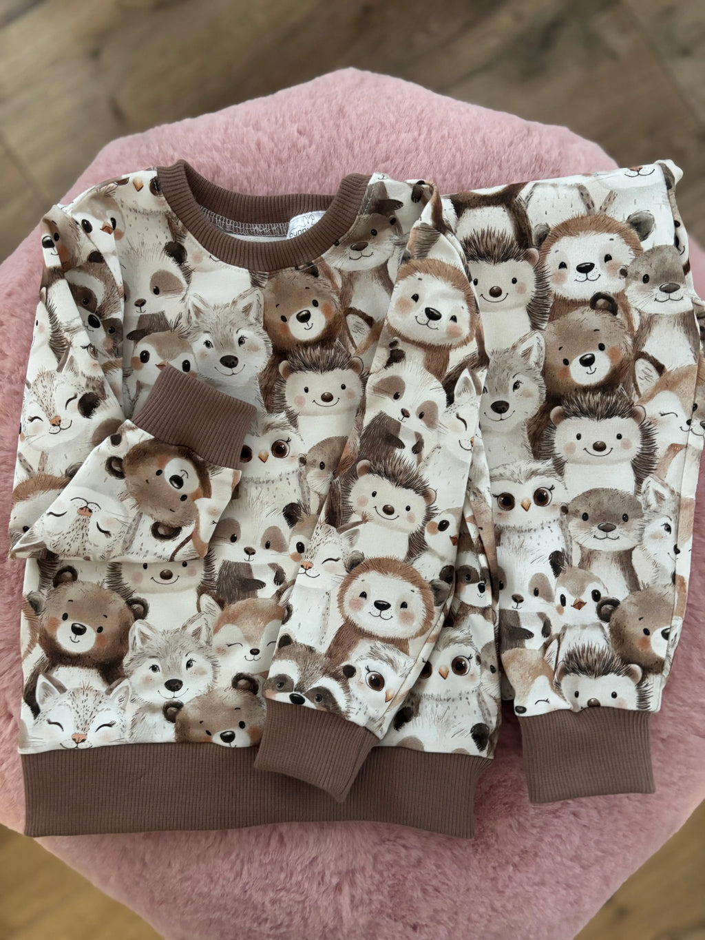 Komplet dresowy w jesienne zwierzątka w odcieniach beżu i brązu - Bunny Baby