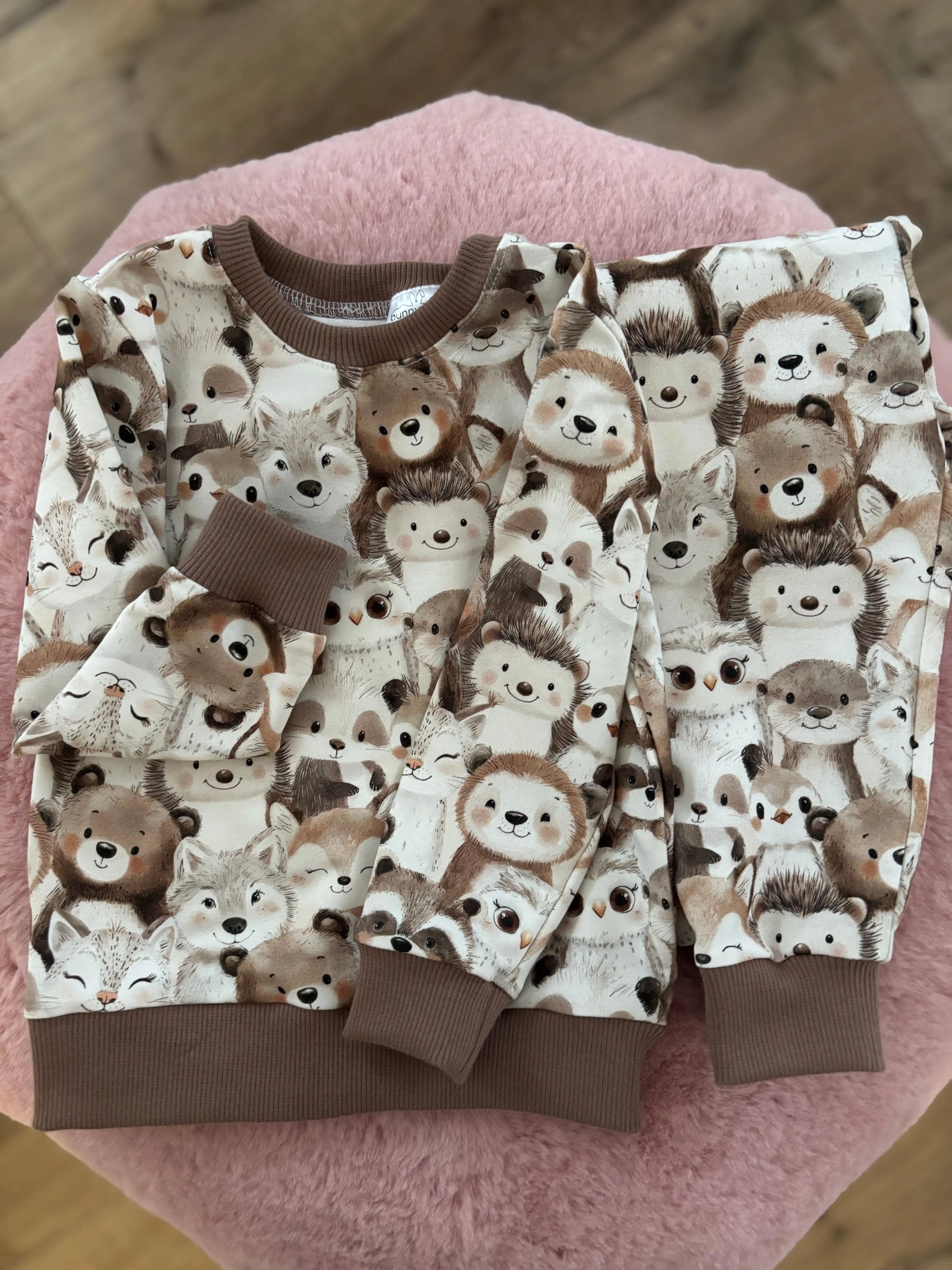 Komplet dresowy w jesienne zwierzątka w odcieniach beżu i brązu - Bunny Baby