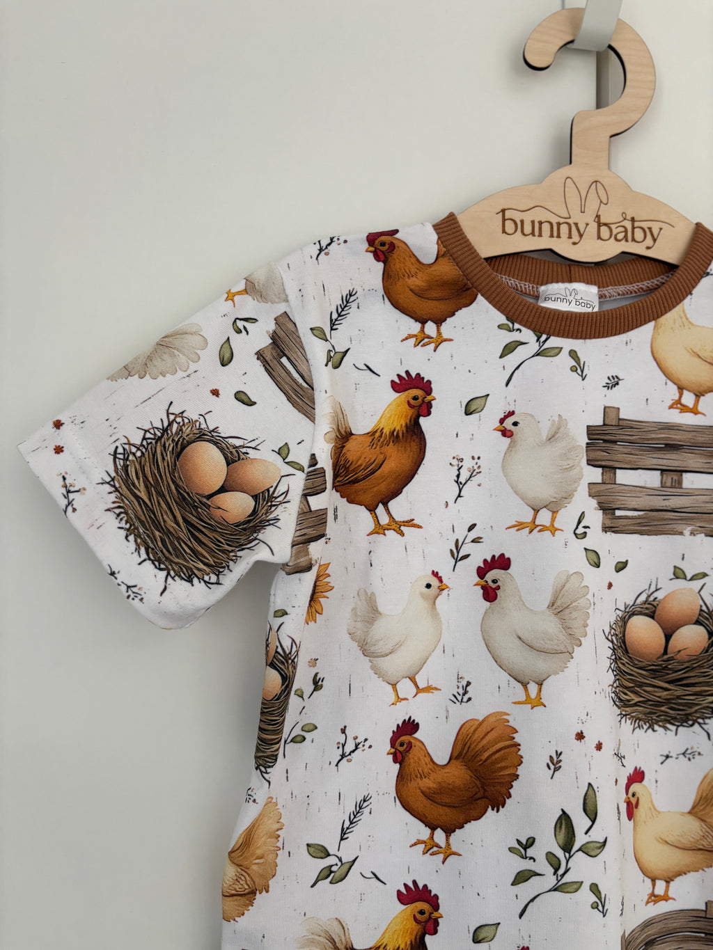 T-shirt w kury z karmelowym wykończeniem