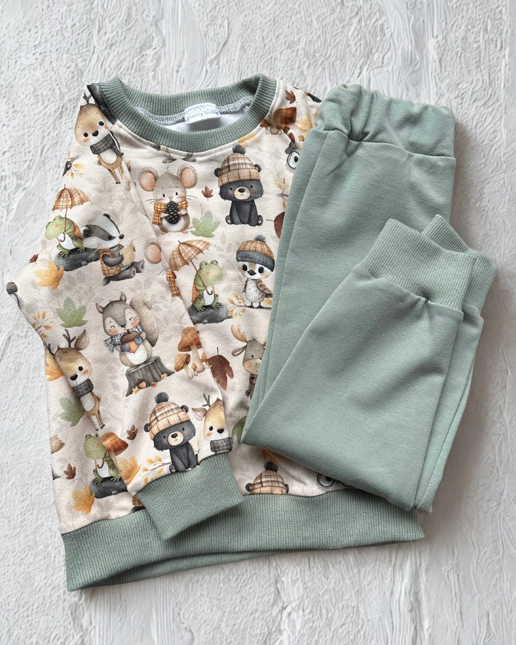Oliwkowy komplet dresowy w urocze zwierzaki - Bunny Baby