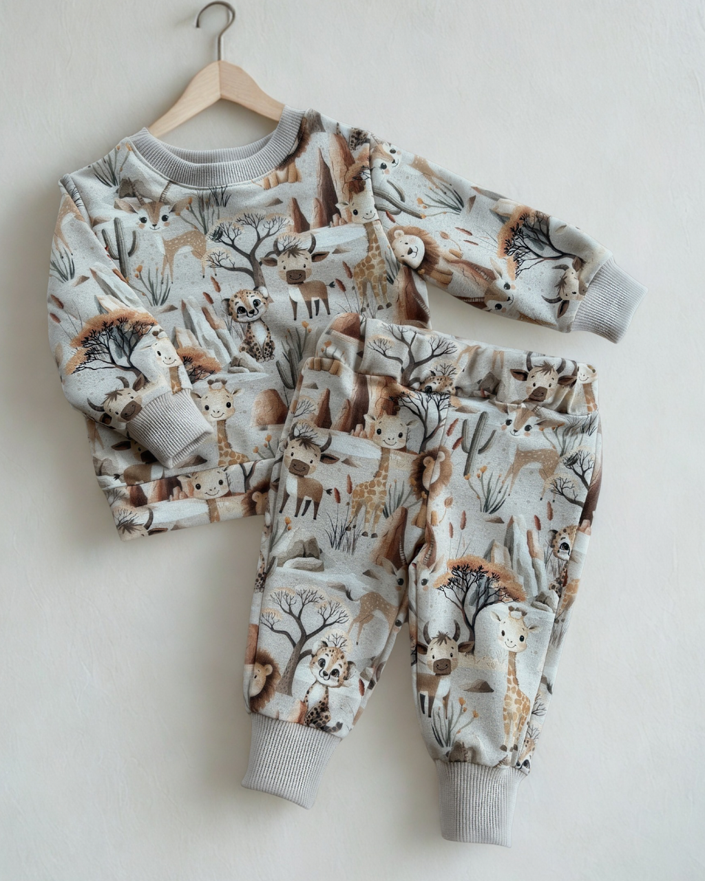 Beżowy komplet dresowy w zwierzątka safari