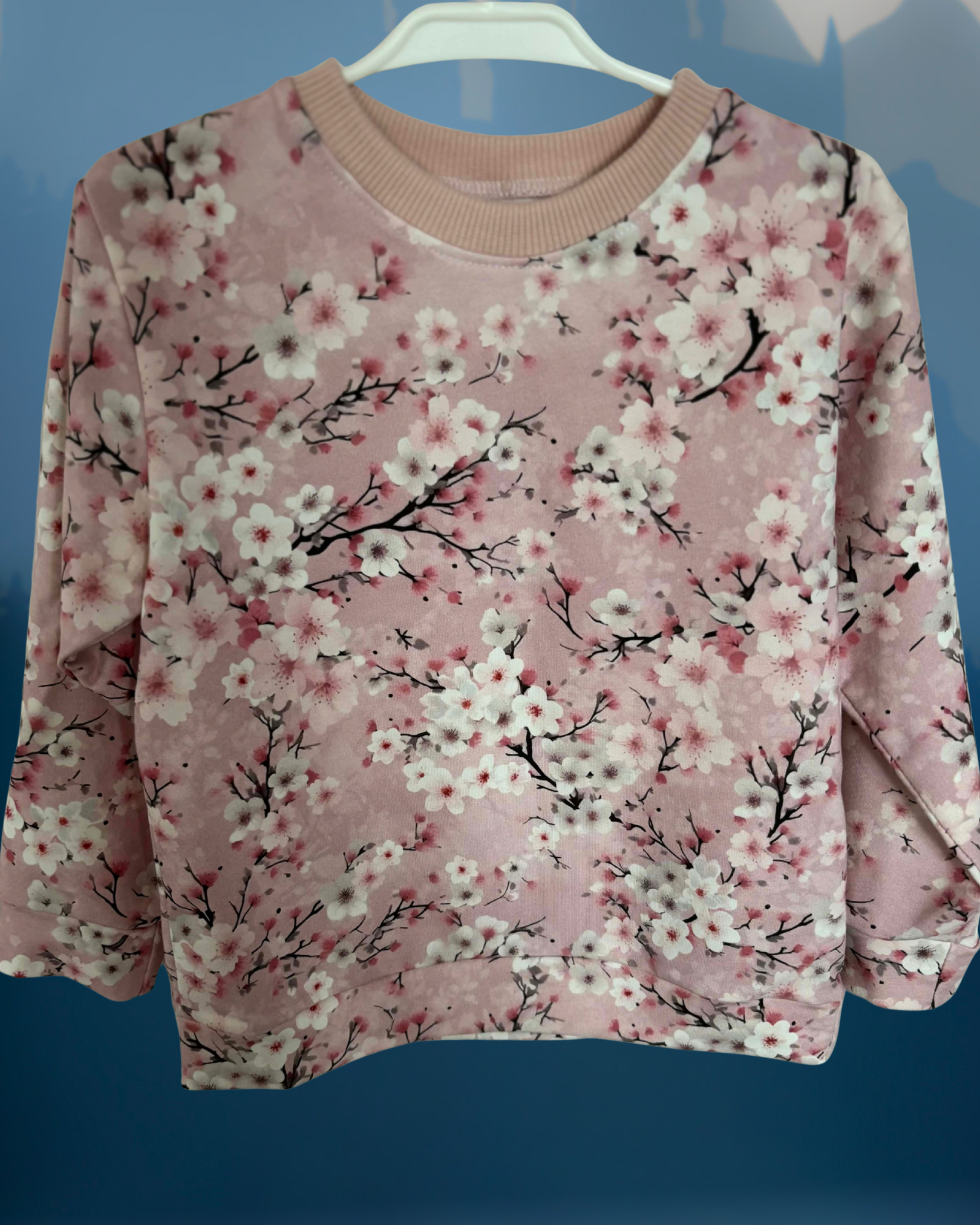 Różowa bluza w kwitnące kwiaty wiśni