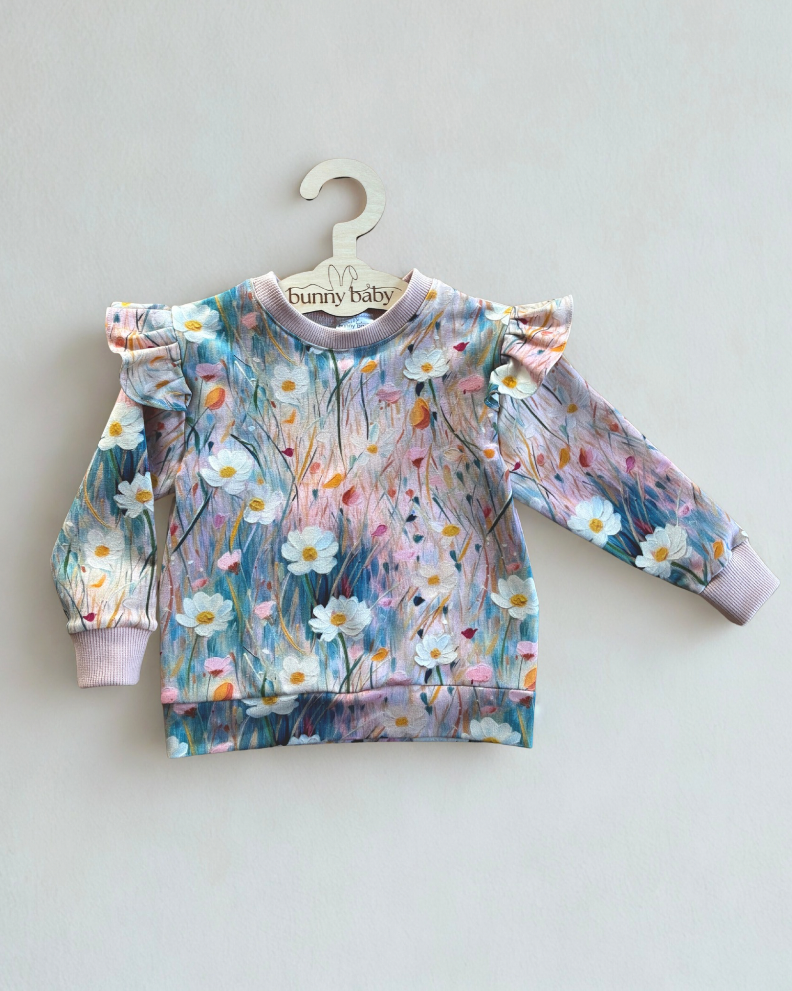 Zestaw w kwiecistych odcieniach różu - bluza z falbanką i legginsy