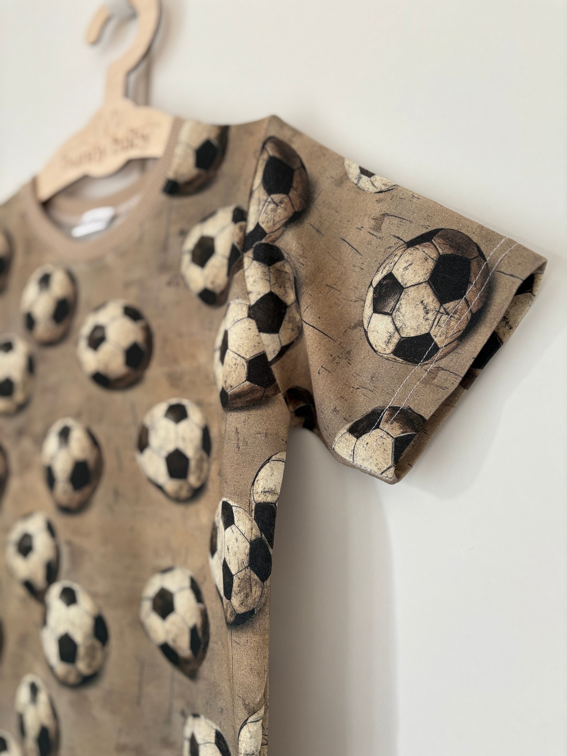 T-shirt chłopięcy w piłki
