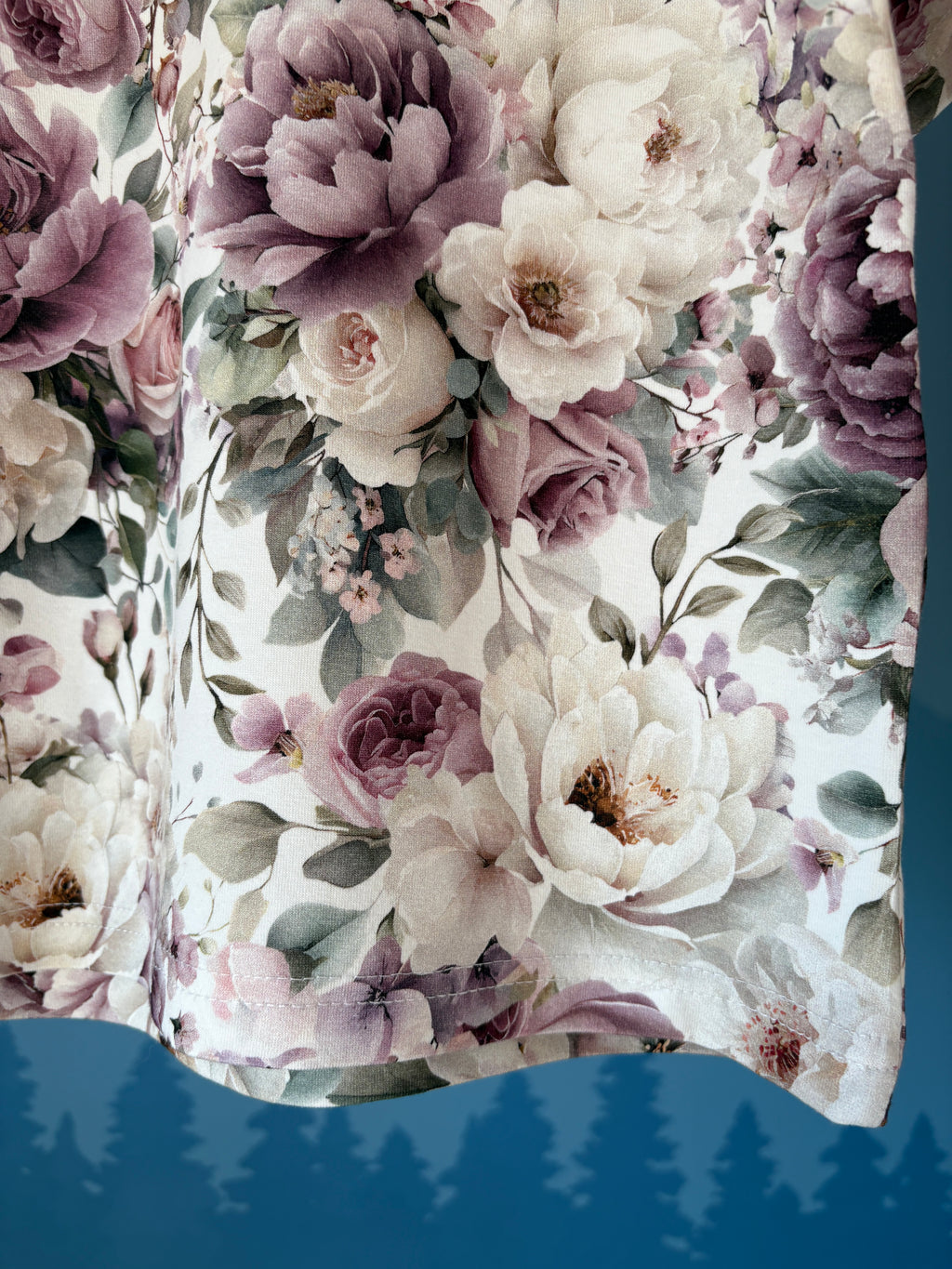 T-shirt Violet Peonies w odcieniach fioletu, różu i bieli