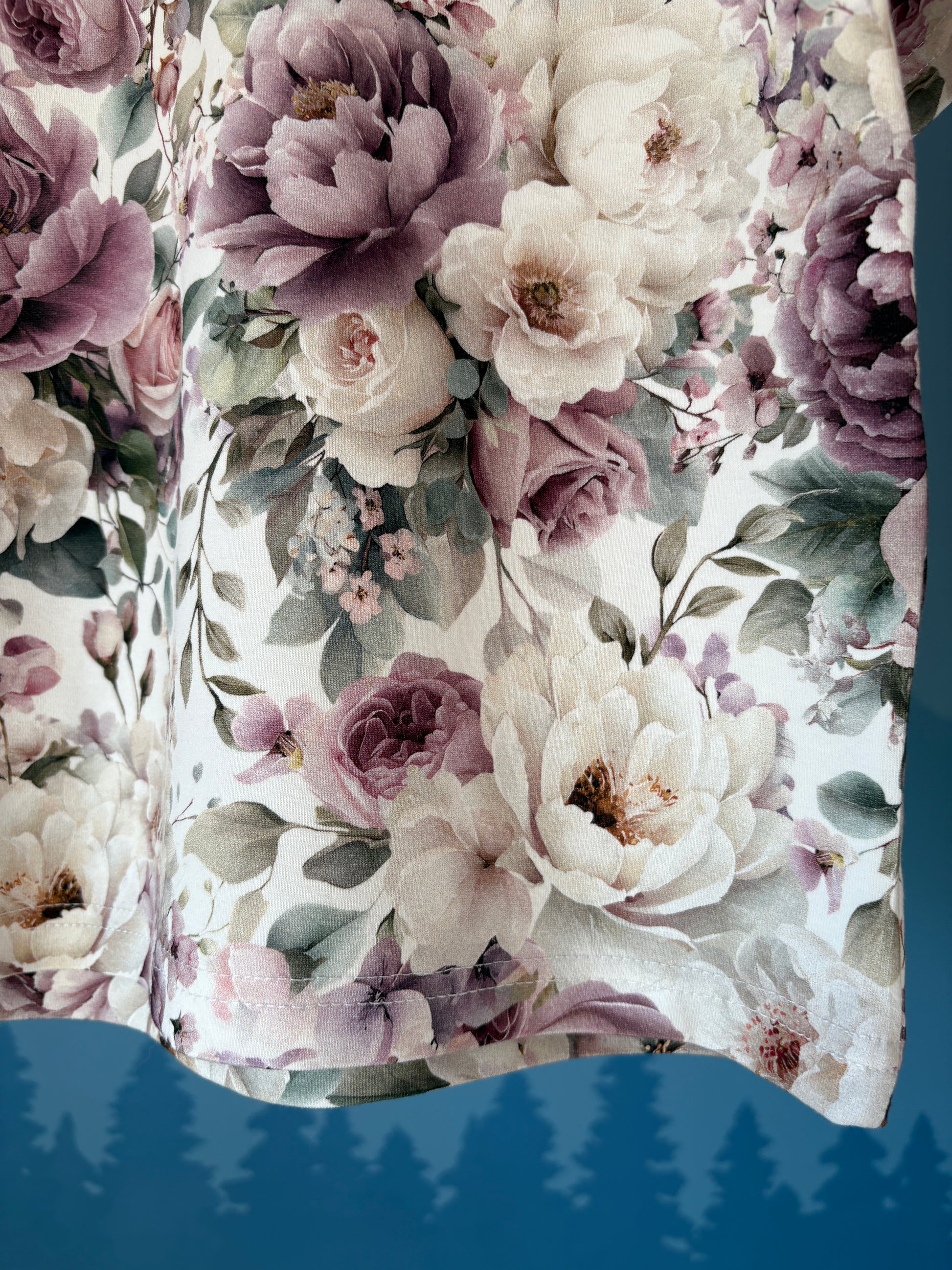 T-shirt oversize Violet Peonies w odcieniach fioletu, różu i bieli