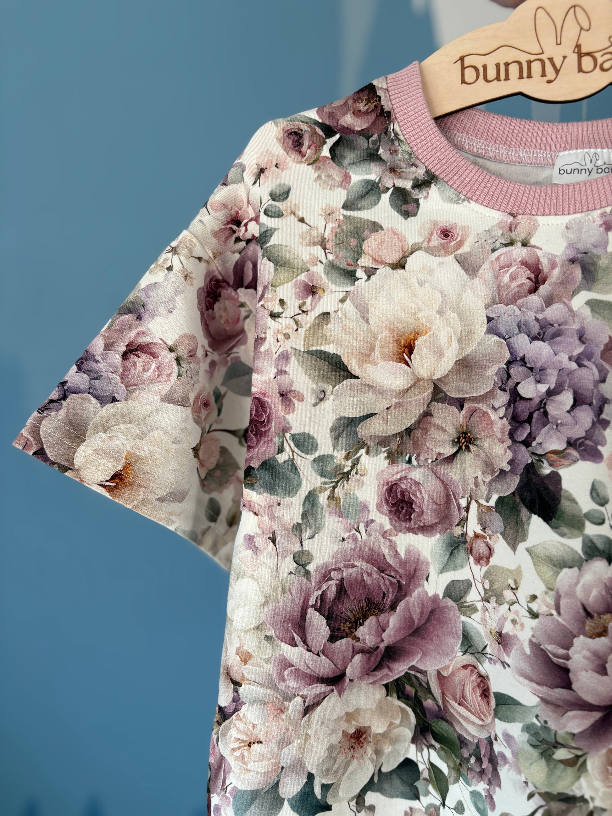 T-shirt oversize Violet Peonies w odcieniach fioletu, różu i bieli