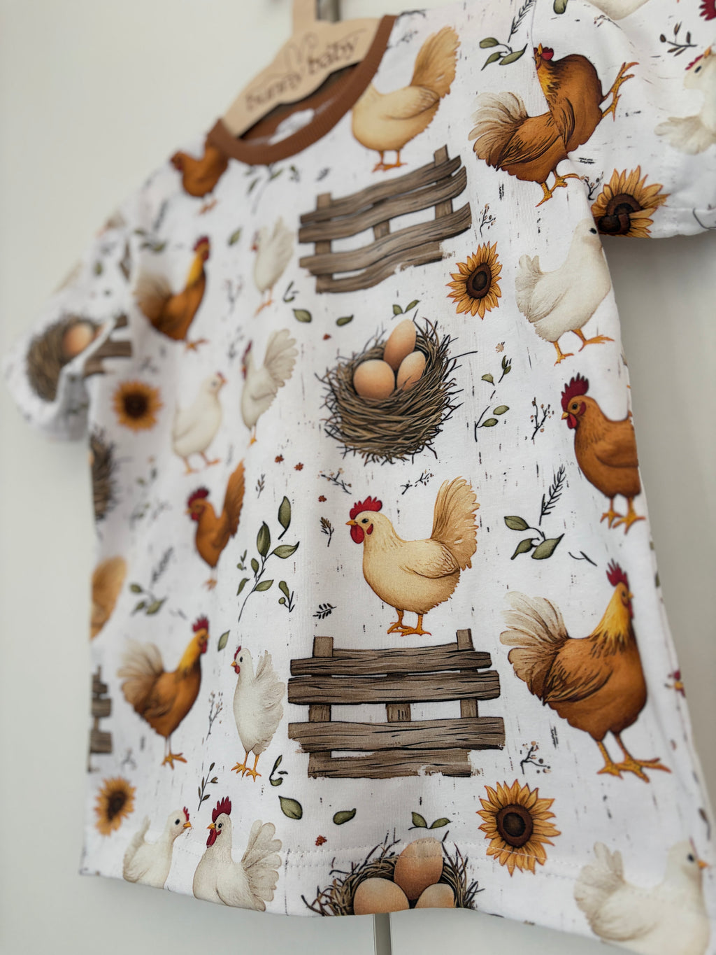 T-shirt w kury z karmelowym wykończeniem