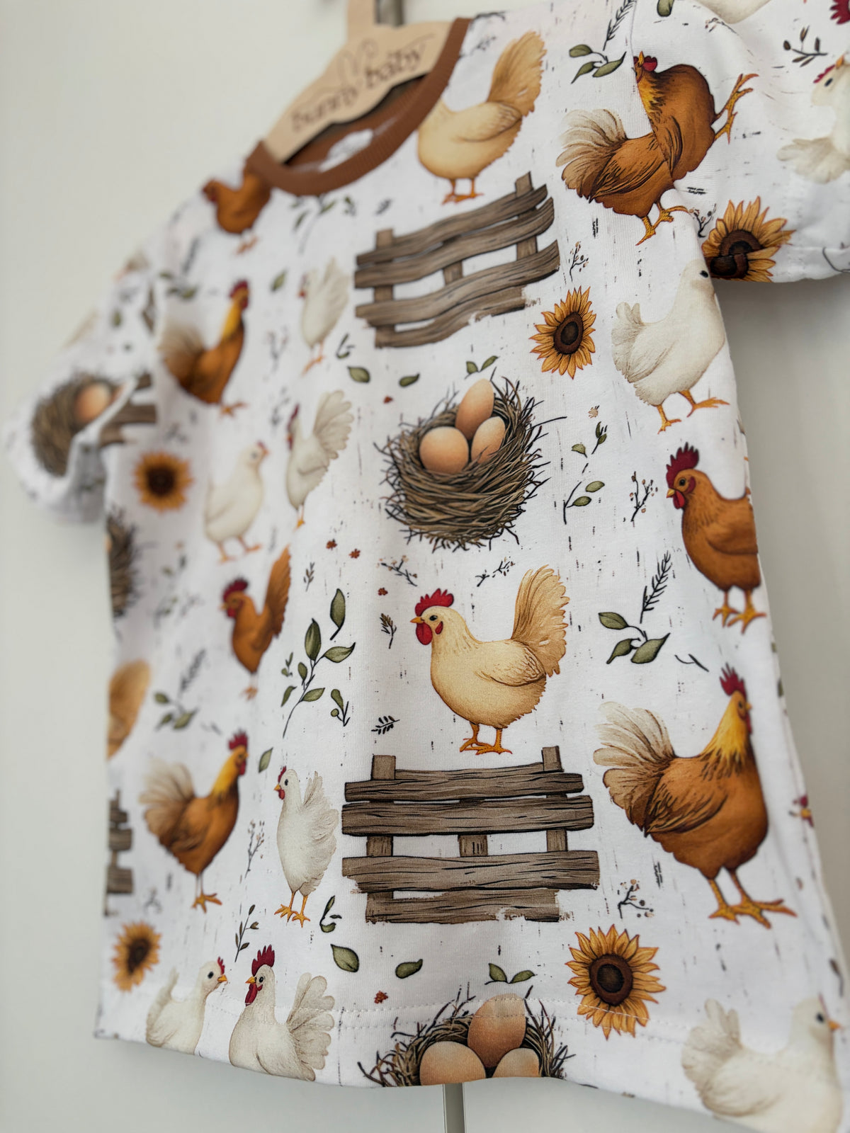 T-shirt w kury z karmelowym wykończeniem