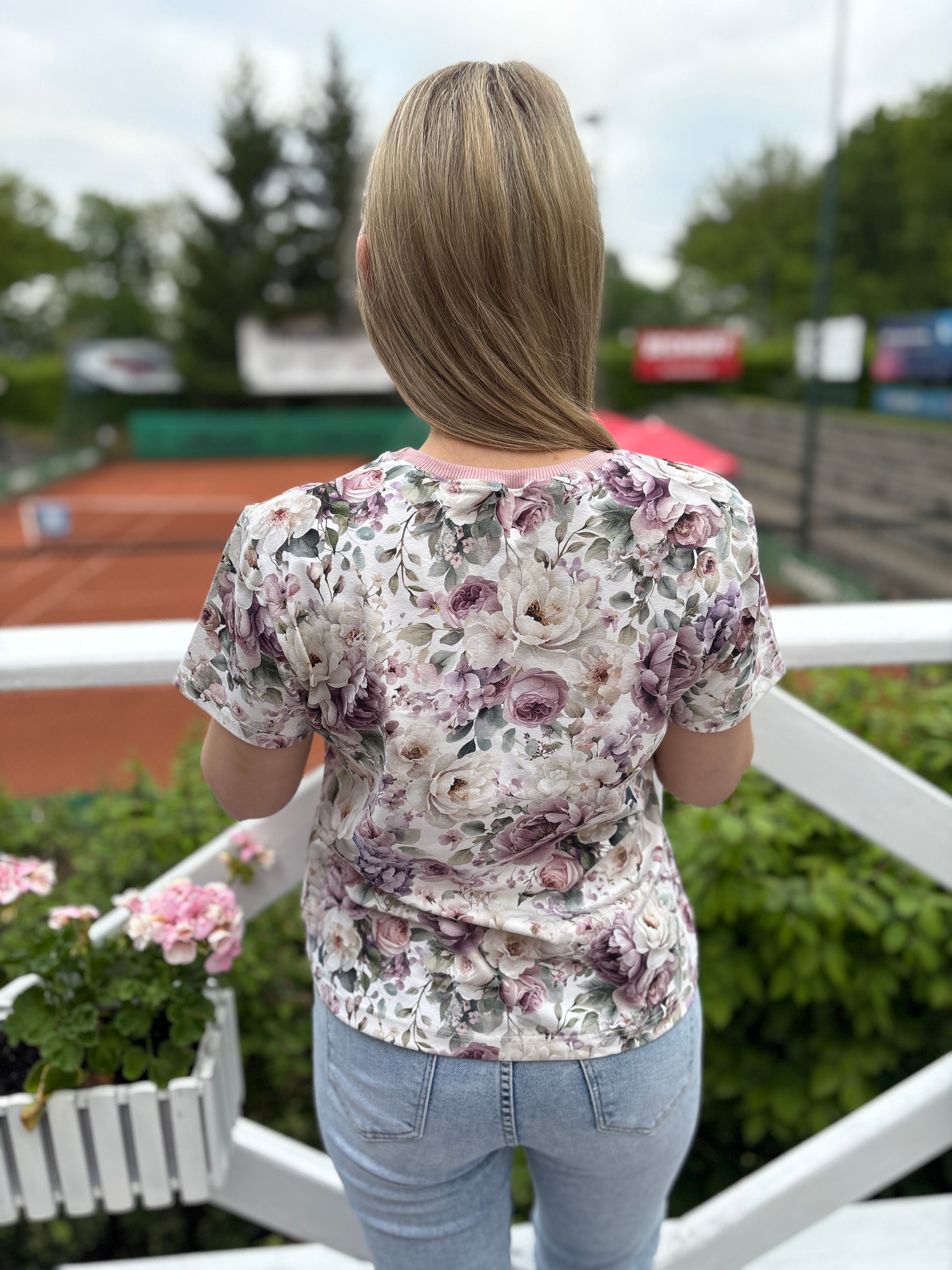 T-shirt Violet Peonies w odcieniach fioletu, różu i bieli