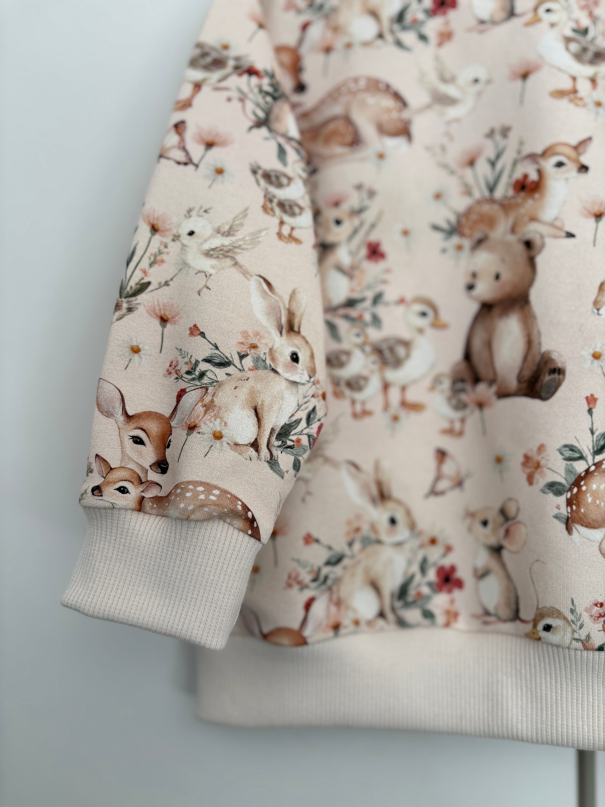 Bluza w wiosenne zwierzątka w pastelowym odcieniu