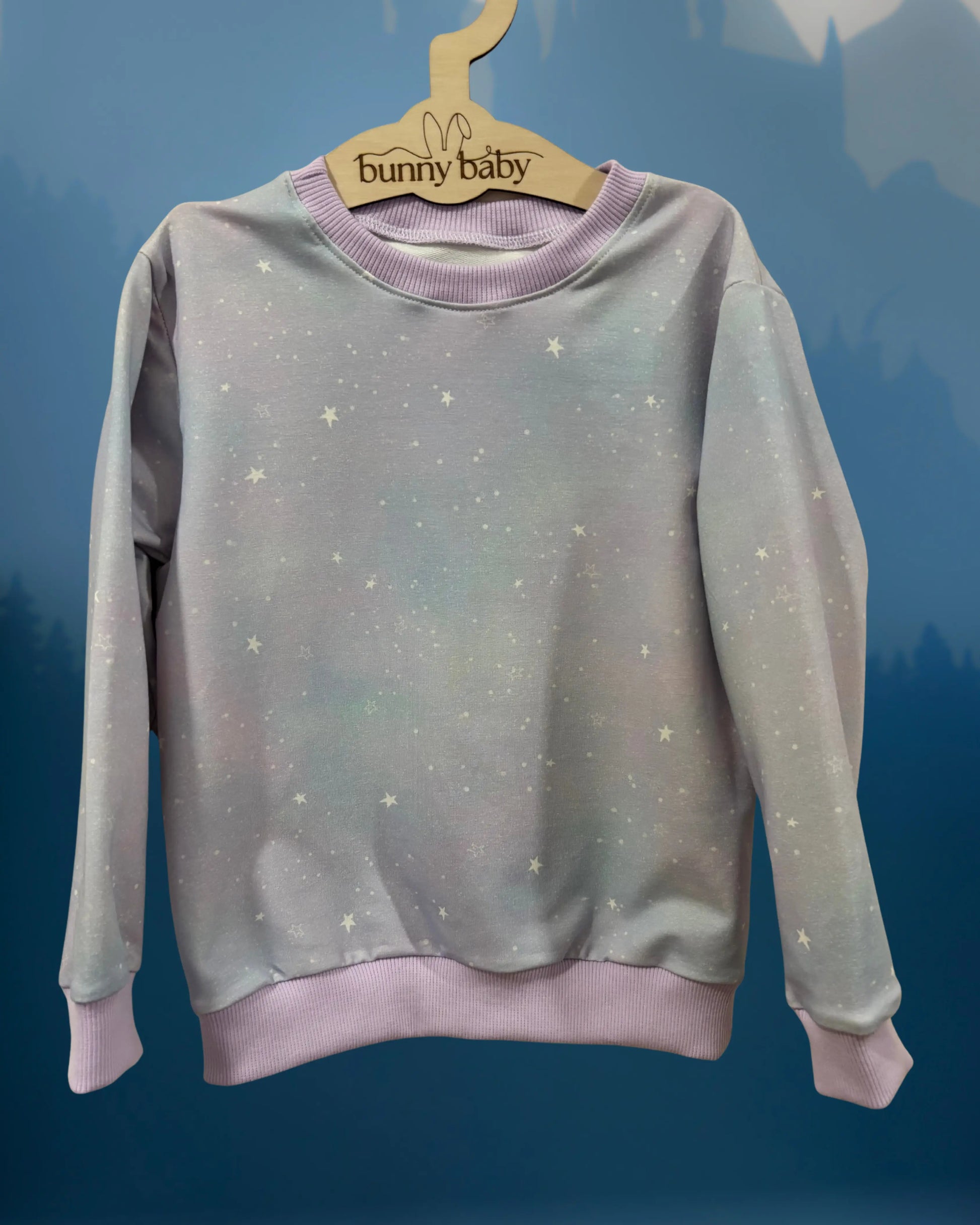 Bluza w stonowane gwiazdeczki z lawendowym ściągaczem - Bunny Baby