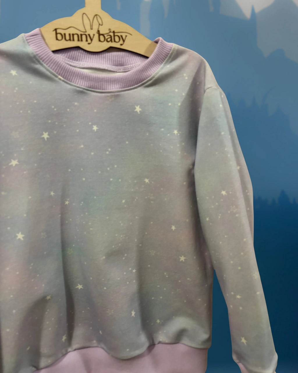 Bluza w stonowane gwiazdeczki z lawendowym ściągaczem - Bunny Baby