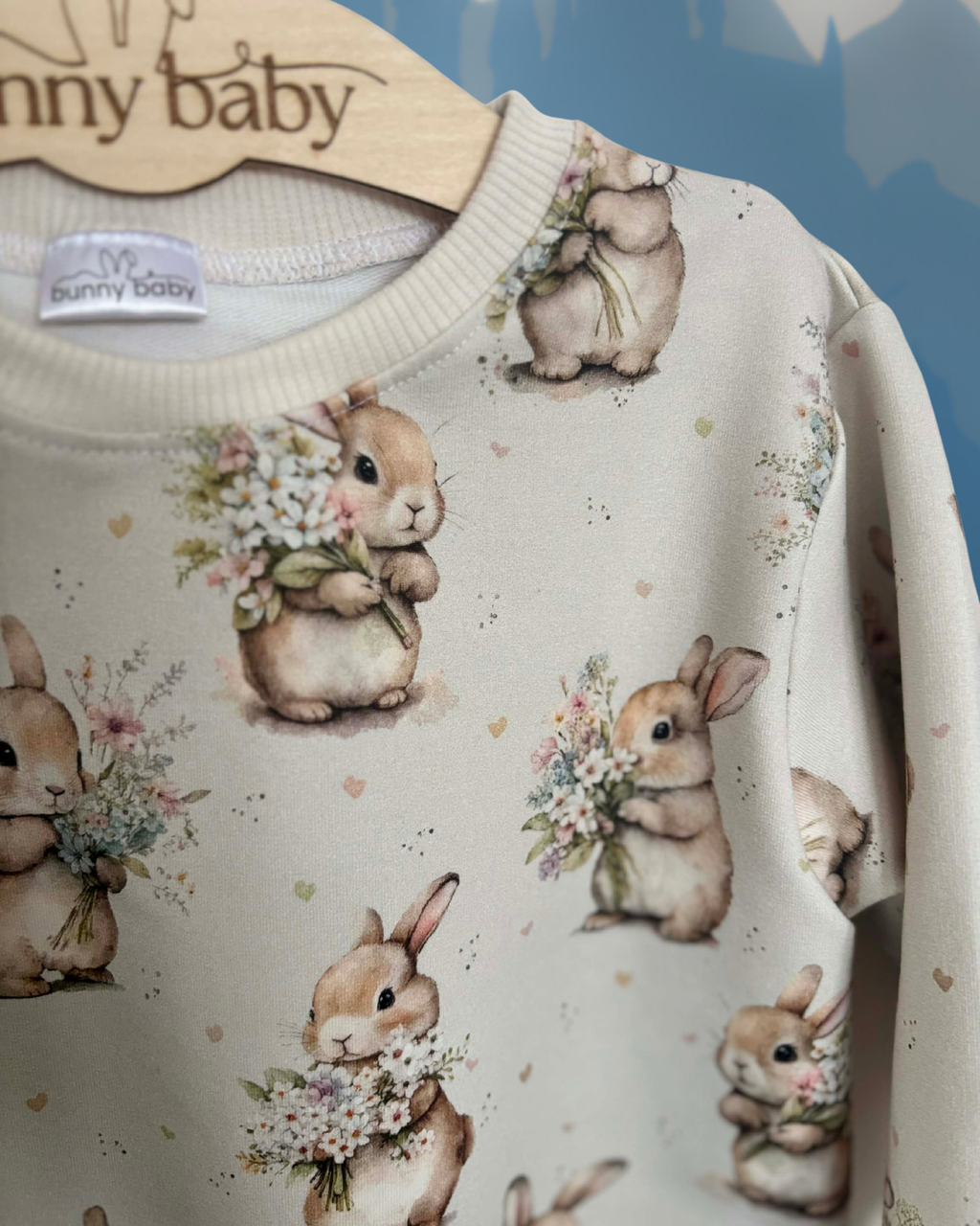 Bluza w króliczki z bukietami kwiatów