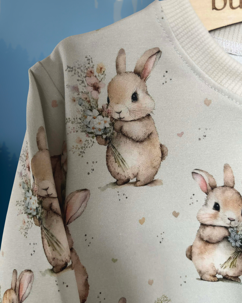 Bluza w króliczki z bukietami kwiatów
