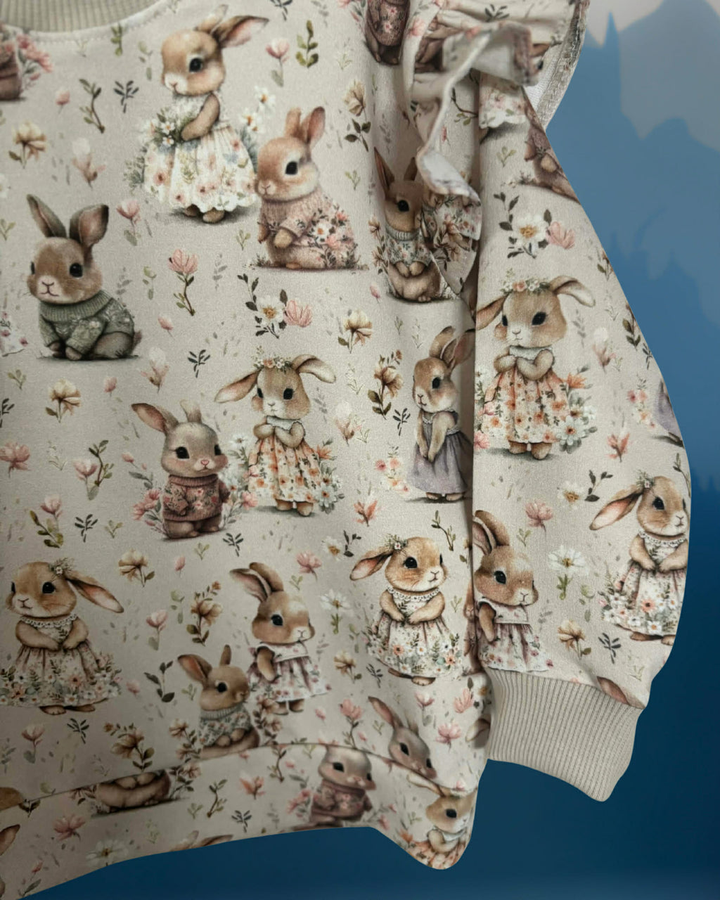 Bluza w króliczki z falbanką