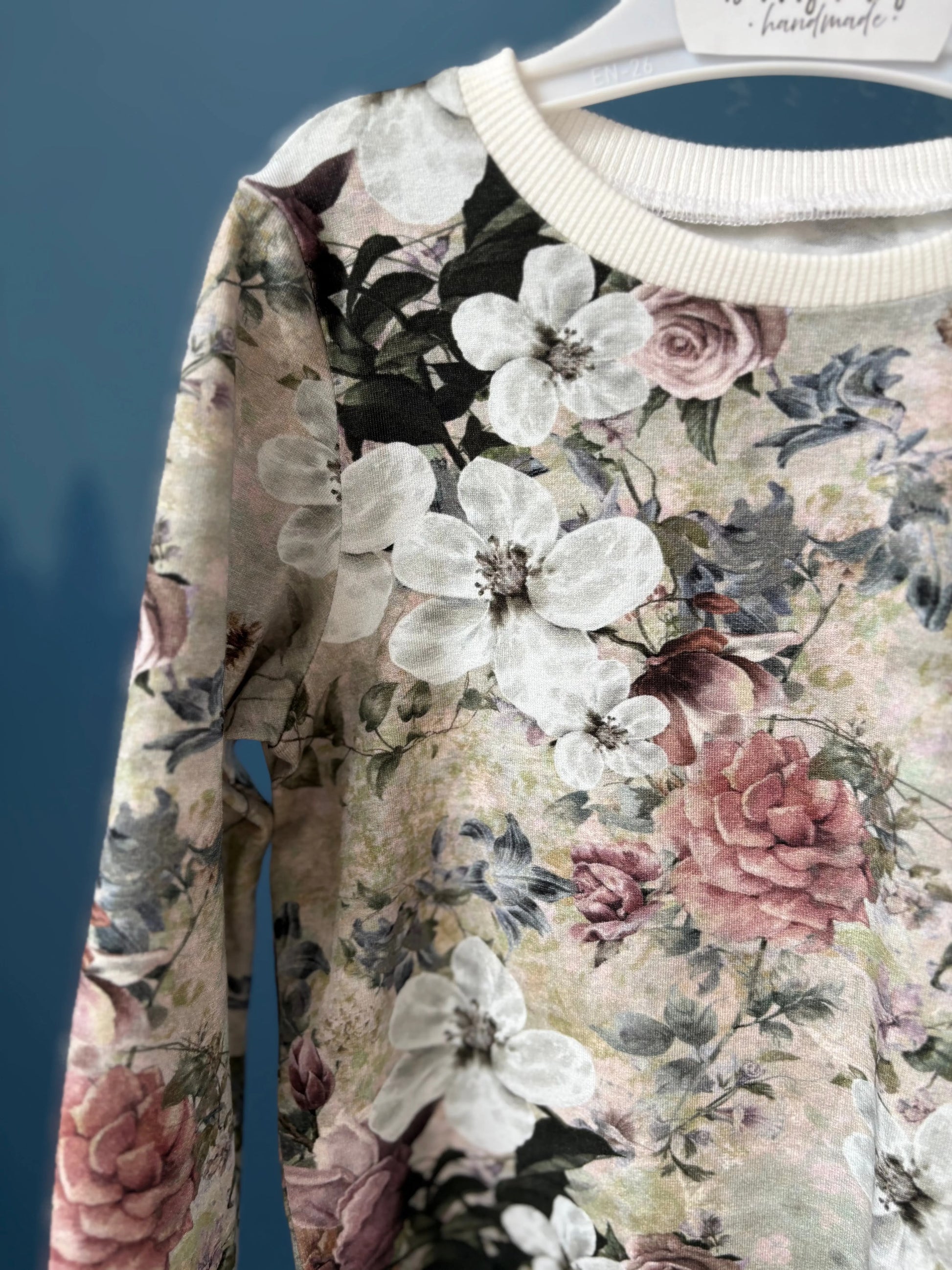 Bluza w kwiaty jabłoni w odcieniach szarości - Bunny Baby