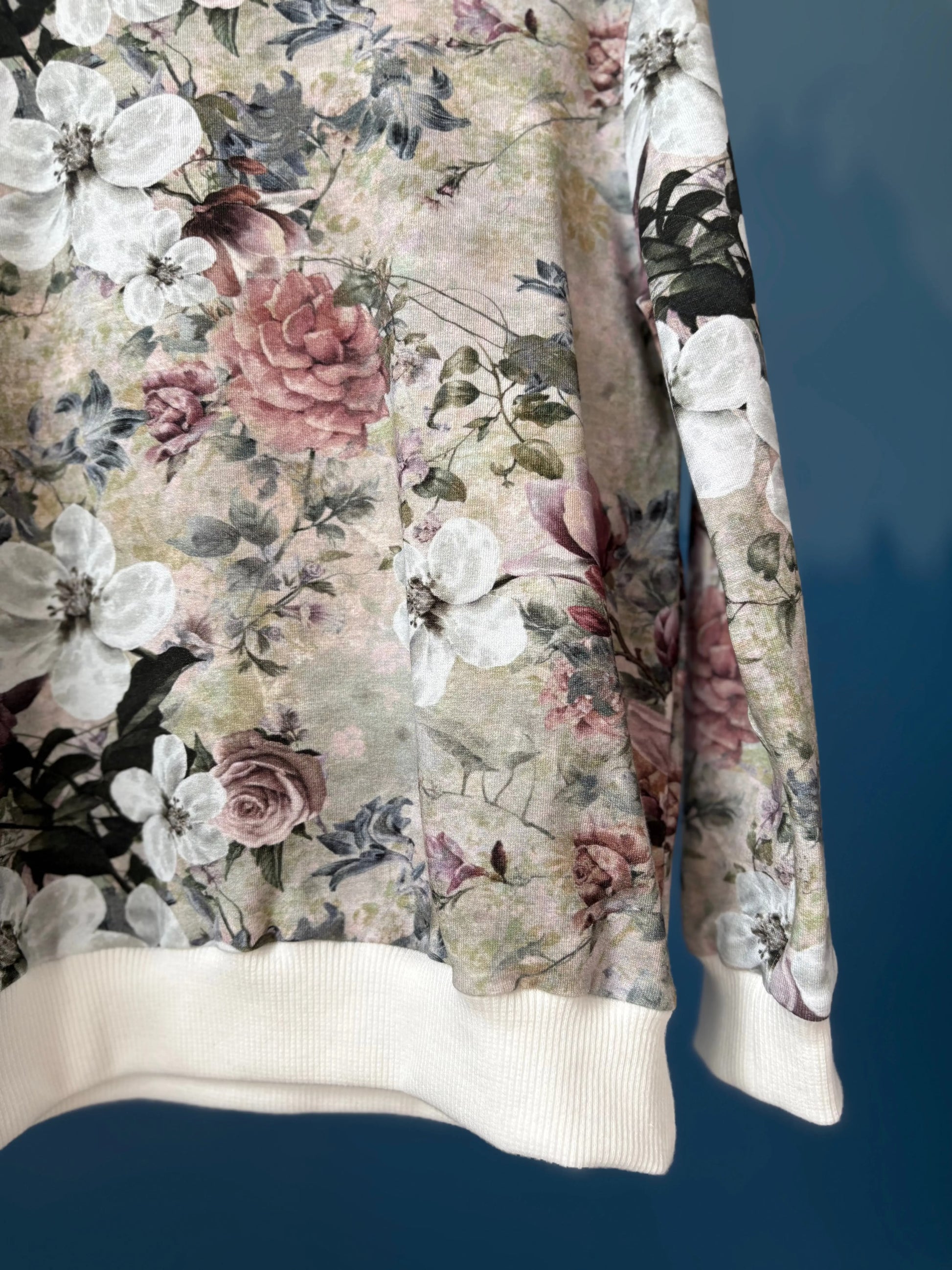 Bluza w kwiaty jabłoni w odcieniach szarości - Bunny Baby