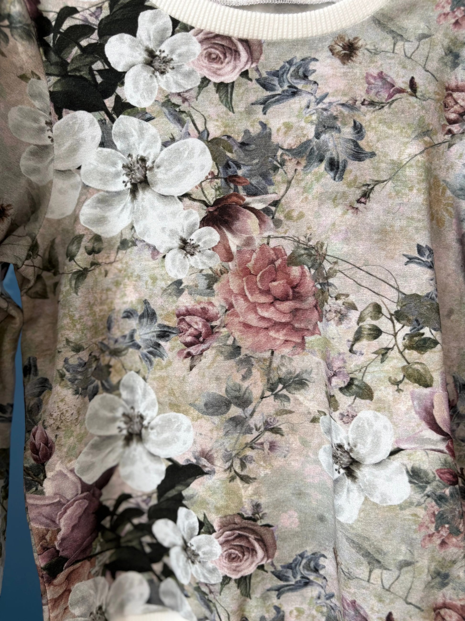 Bluza w kwiaty jabłoni w odcieniach szarości - Bunny Baby