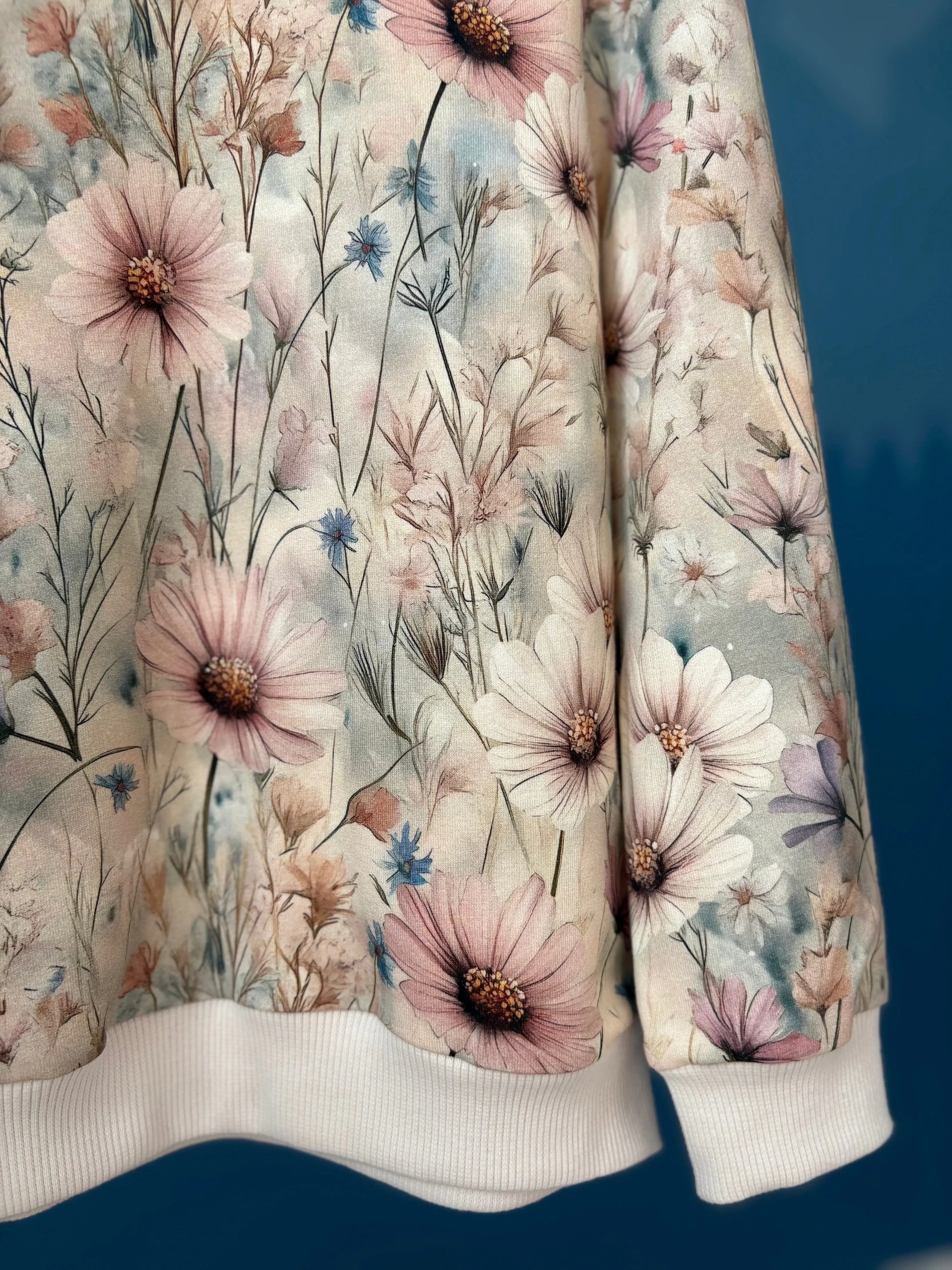 Bluza w kwiaty w odcieniach beżu z kremowym ściągaczem - Bunny Baby